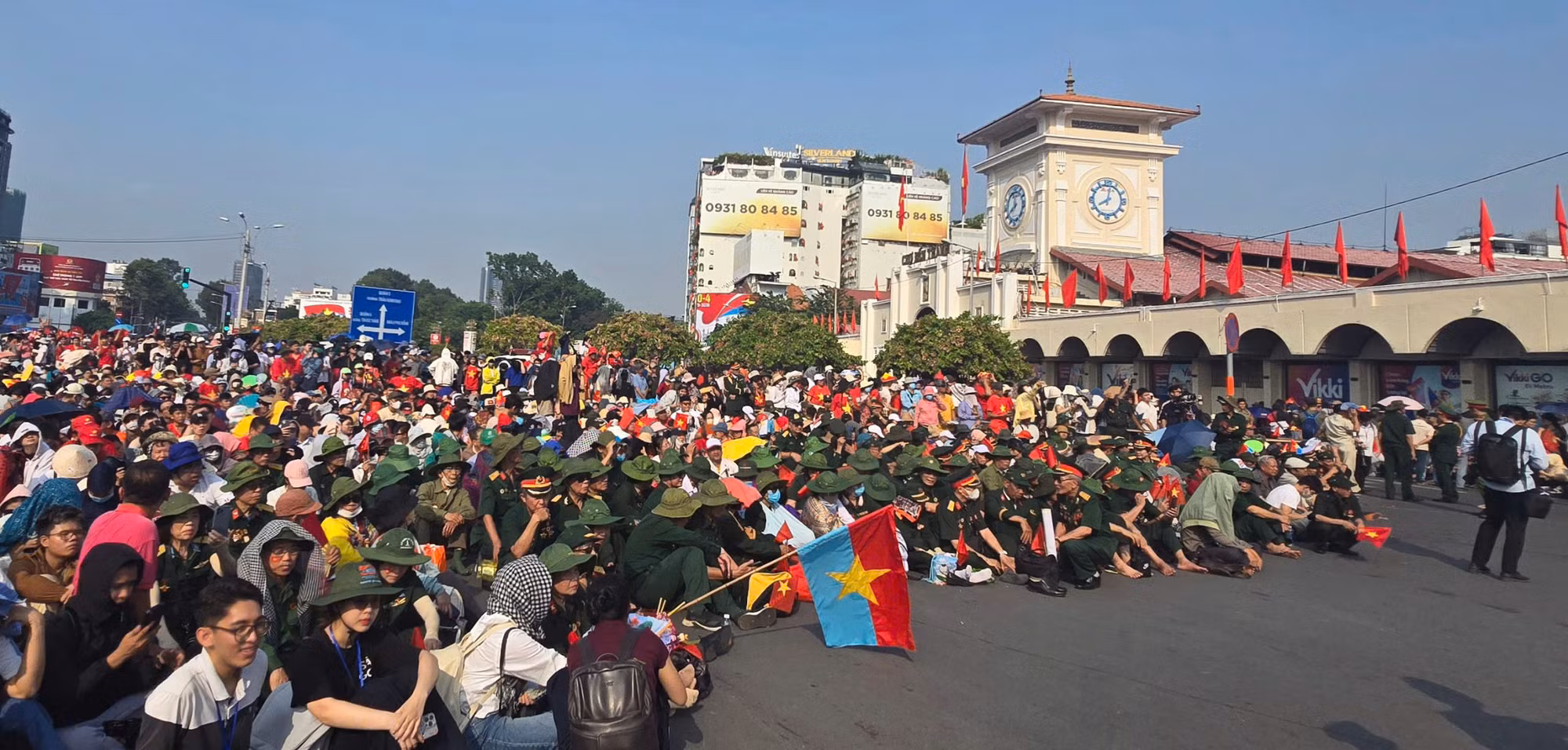 Dưới cái nóng gần 40 độ C nhưng ngã tư khu vực chợ Bến Thành vẫn "chật cứng" người.