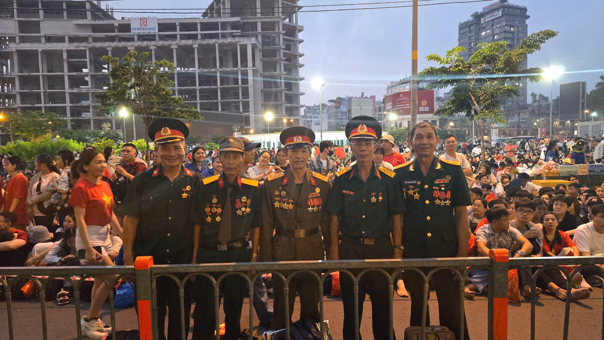 Dạo quanh phố phường, liên tục là những cái bắt tay, những nụ cười của những người đồng đội cũ gặp lại nhau sau nhiều năm tháng chiến đấu.