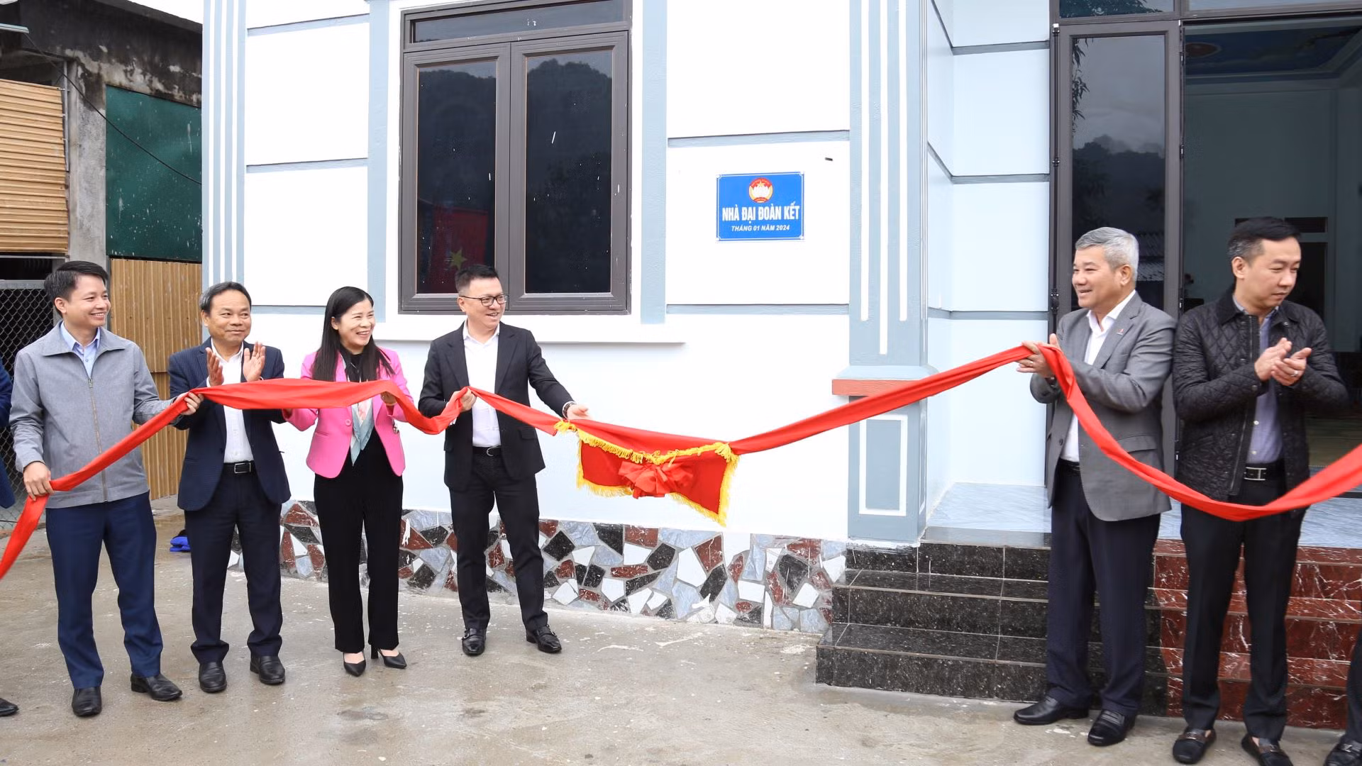 Các đại biểu gỡ băng khánh thành nhà đại đoàn kết tại gia đình anh Đinh Văn Tinh, thôn Nà Va, xã Thượng Lâm.