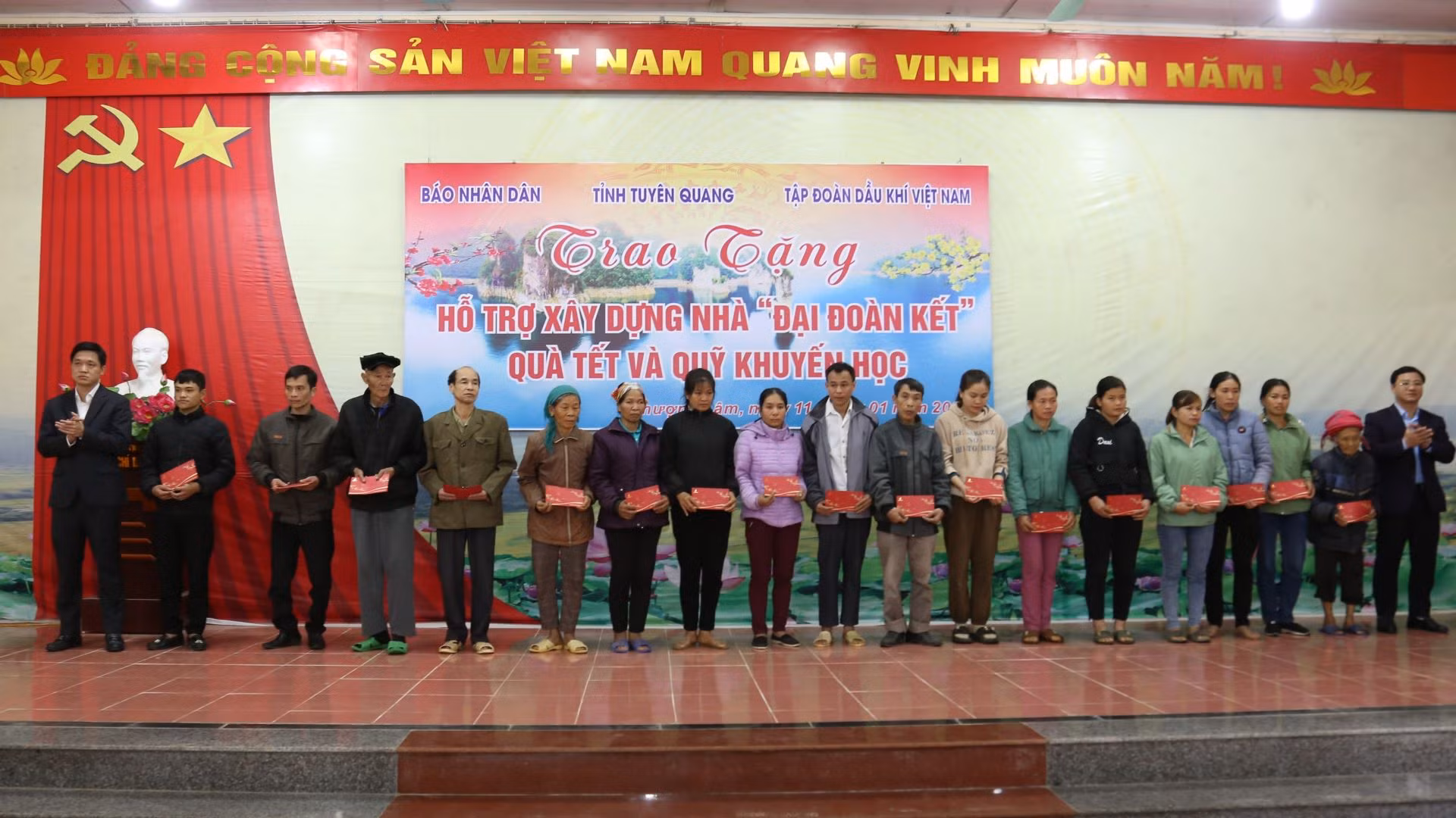 Đại diện Báo Nhân Dân và Tập đoàn dầu khí Việt Nam tặng quà cho các hộ gia đình có hoàn cảnh khó khăn.