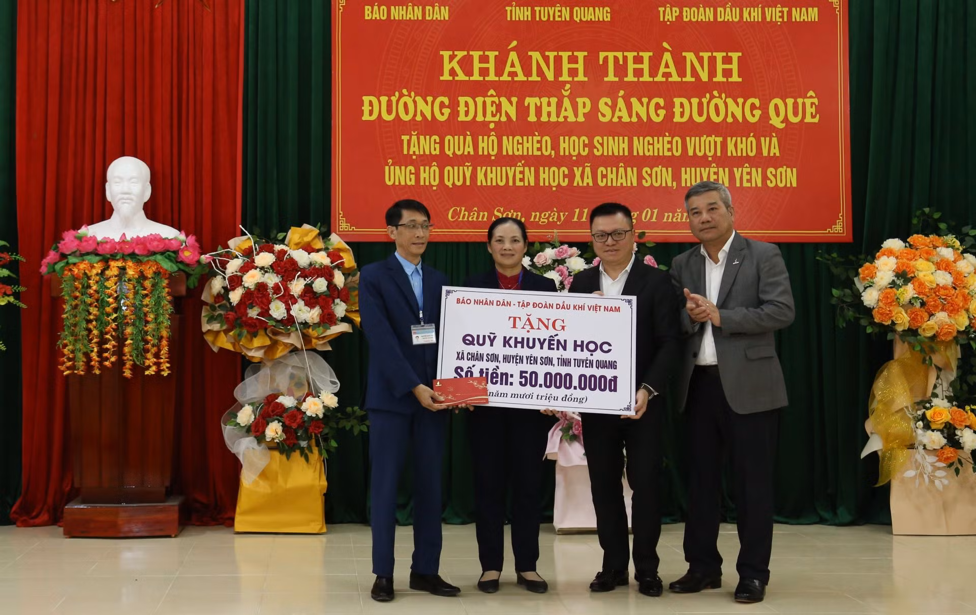 Lãnh đạo Báo Nhân Dân và Tập đoàn dầu khí Việt Nam trao 50 triệu đồng cho Quỹ khuyến học xã Chân Sơn.