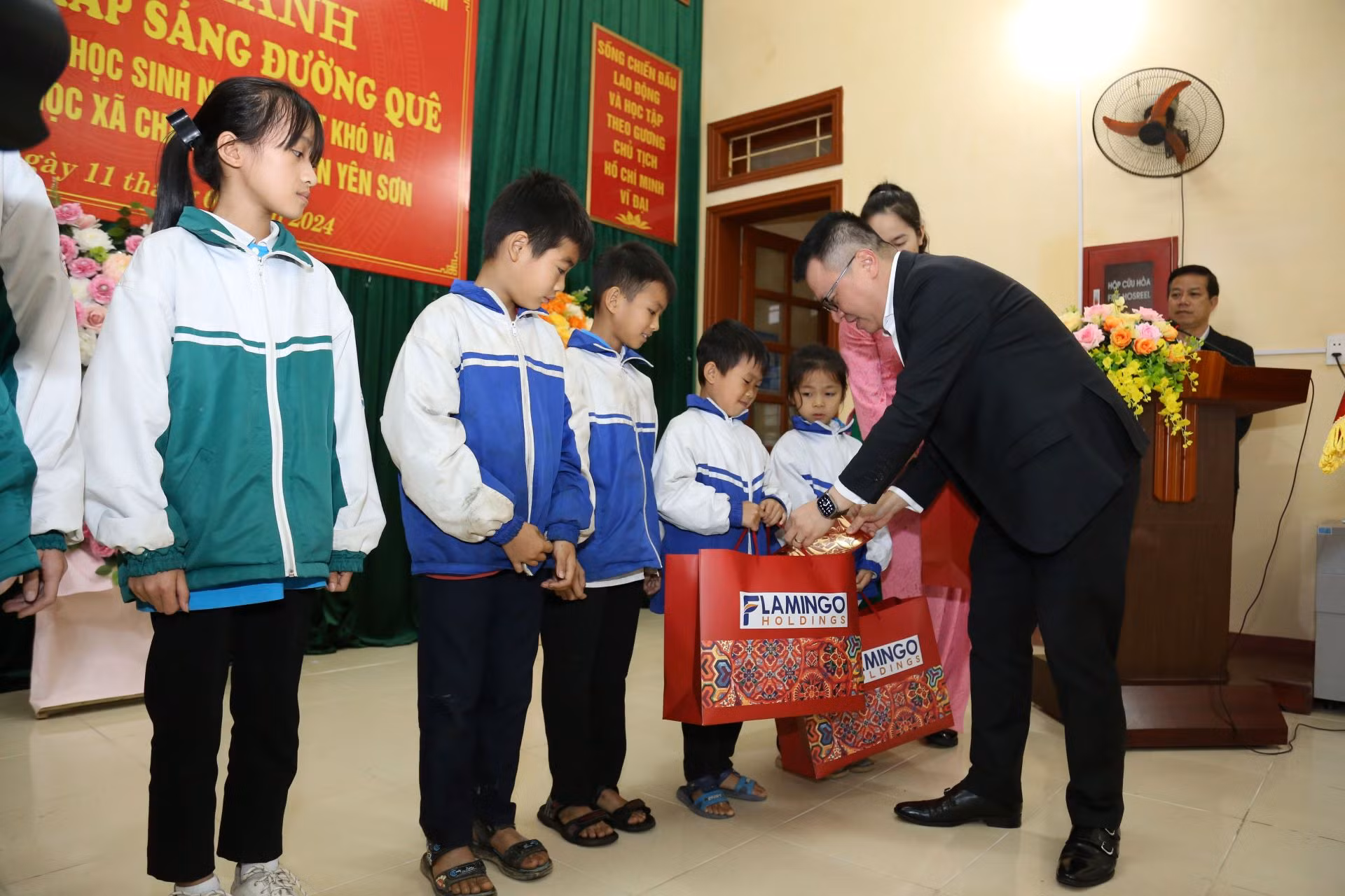 Đồng chí Lê Quốc Minh tặng quà cho các em nhỏ có hoàn cảnh khó khăn.