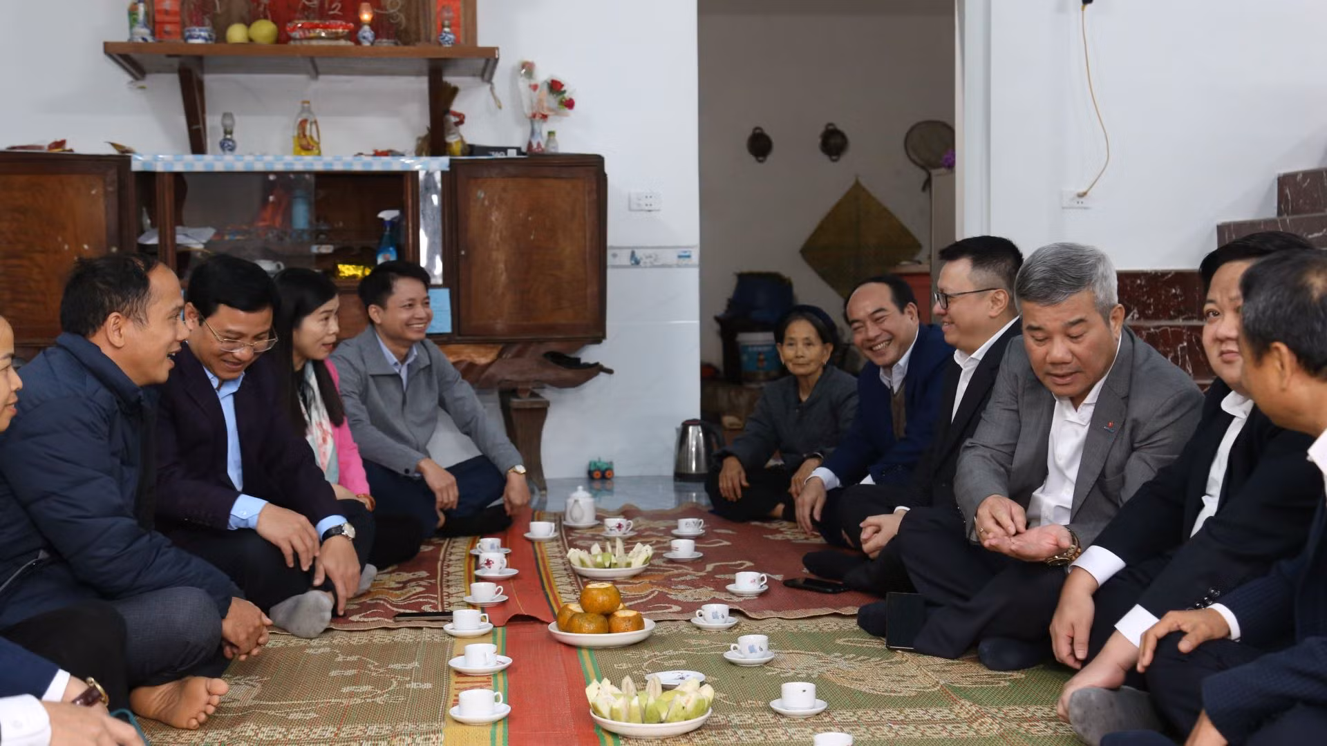 Đại diện đơn vị tổ chức, đơn vị tài trợ cùng trao đổi với người dân địa phương trong căn nhà "Đại Đoàn kết" mới khánh thành.
