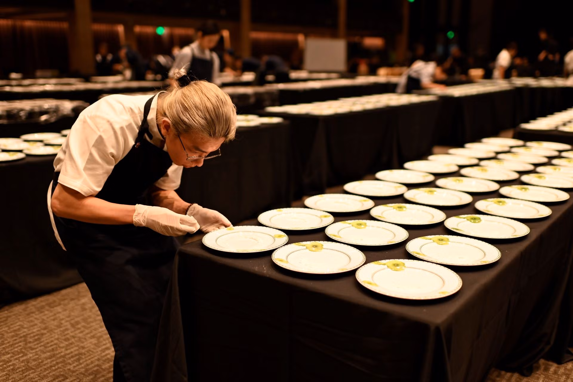Tối 6/6, Michelin Guide công bố danh sách những nhà hàng, quán ăn đầu tiên đạt sao Michelin tại Hà Nội và Thành phố Hồ Chí Minh. Sự kiện này là cột mốc mới cho ẩm thực Việt. Tối 6/6, Michelin Guide công bố danh sách những nhà hàng, quán ăn đầu tiên đạt sao Michelin tại Hà Nội và Thành phố Hồ Chí Minh. Sự kiện này là cột mốc mới cho ẩm thực Việt.