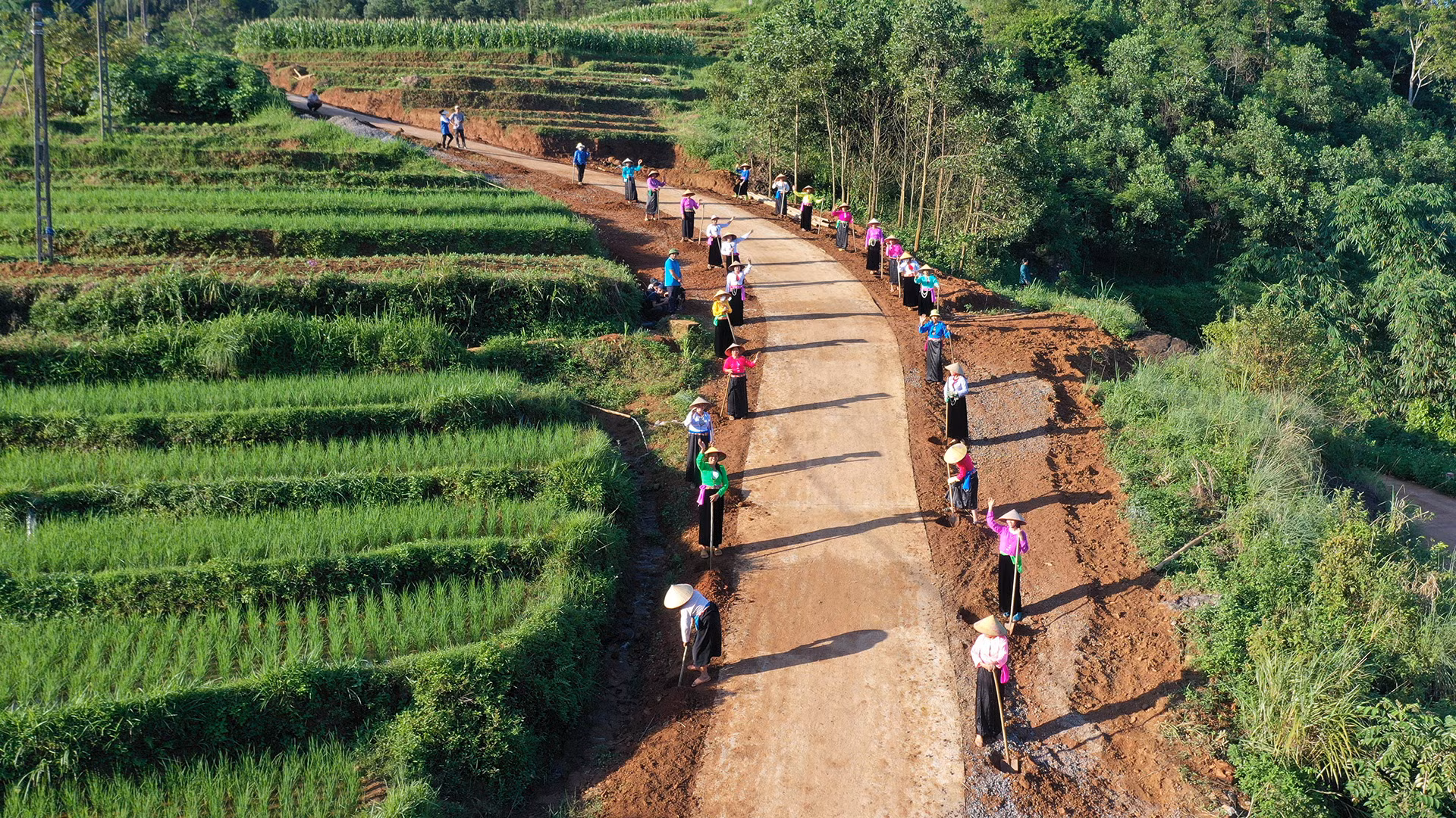 Chương trình "Tiến về Phía trước" hỗ trợ xây dựng đường giao thông ở xóm Dóm Bái, xã Miền Đồi, huyện Lạc Sơn, tỉnh Hòa Bình. (Ảnh: Dự án cung cấp)