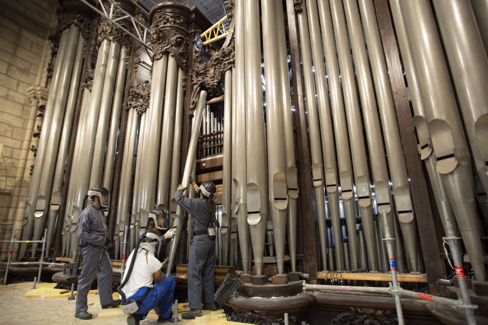 Giữa đống đổ nát tro tàn sau trận cháy, cây đàn Grand Organ may mắn vẫn giữ được gần như nguyên vẹn. Tuy nhiên, lớp bụi dày đã bao phủ lên chiếc đàn và một số bộ phận đã bị biến dạng do sức nóng của ngọn lửa. Vì vậy, 8.000 chiếc ống đàn đã được tháo dỡ cẩn thận, xử lý làm sạch và lắp lại từng cái một, trong suốt 5 tháng kể từ tháng 1/2023. (Ảnh: RTL) Giữa đống đổ nát tro tàn sau trận cháy, cây đàn Grand Organ may mắn vẫn giữ được gần như nguyên vẹn. Tuy nhiên, lớp bụi dày đã bao phủ lên chiếc đàn và một số bộ phận đã bị biến dạng do sức nóng của ngọn lửa. Vì vậy, 8.000 chiếc ống đàn đã được tháo dỡ cẩn thận, xử lý làm sạch và lắp lại từng cái một, trong suốt 5 tháng kể từ tháng 1/2023. (Ảnh: RTL)