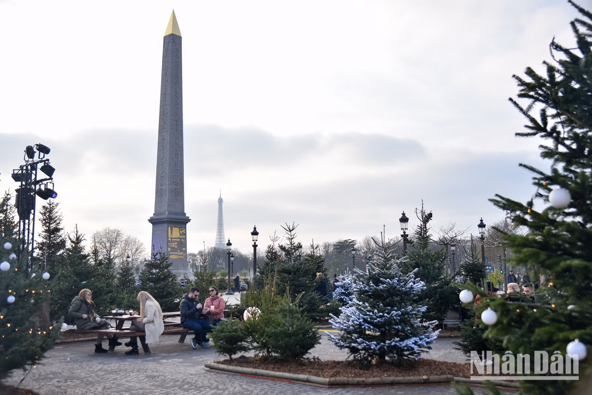 Thủ đô Paris, vốn thu hút hơn 17 triệu du khách mỗi năm, không thể bỏ lỡ những sự kiện văn hóa độc đáo như vậy nhằm thúc đẩy du lịch. Các phiên chợ thường được tổ chức tại Tòa thị chính thành phố Paris, Công viên Tuilerie trong khuôn viên của Bảo tàng Louvre, quảng trường Concorde, trên đồi Montmartre… (Ảnh: MINH DUY)