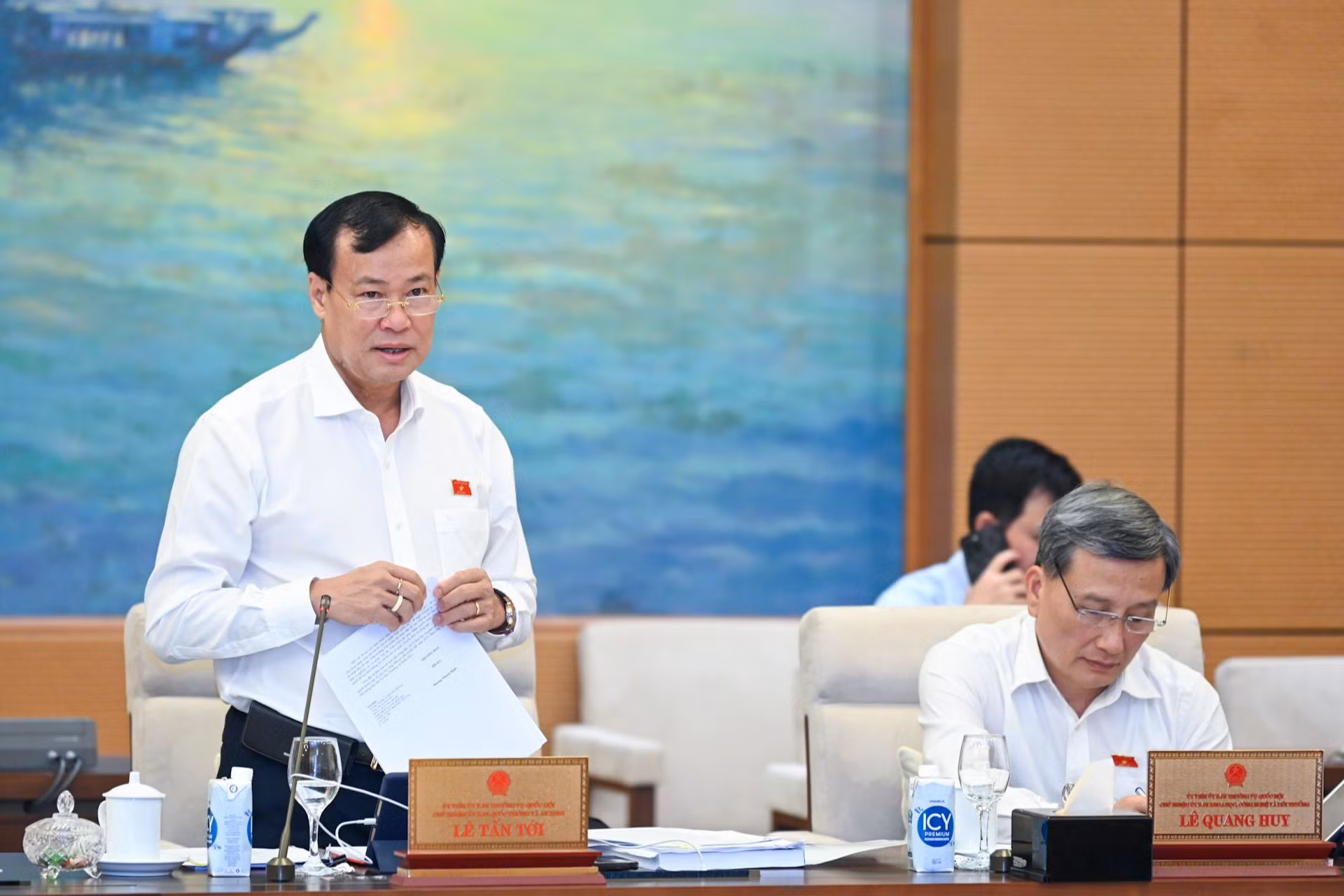 Chủ nhiệm Ủy ban Quốc phòng và An ninh Lê Tấn Tới phát biểu ý kiến tại phiên họp. Chủ nhiệm Ủy ban Quốc phòng và An ninh Lê Tấn Tới phát biểu ý kiến tại phiên họp.