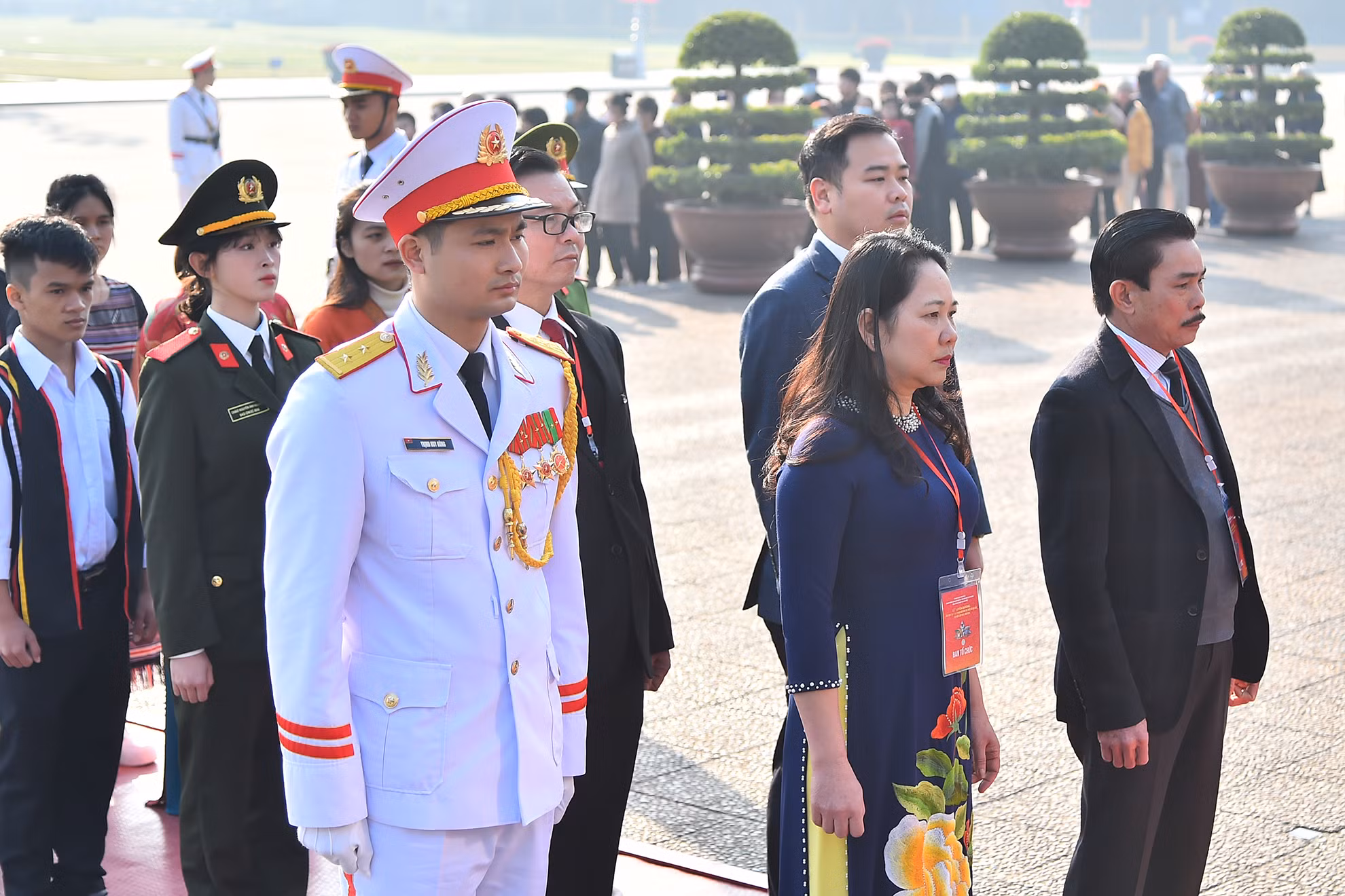 Đoàn thành kính vào Lăng viếng Chủ tịch Hồ Chí Minh.