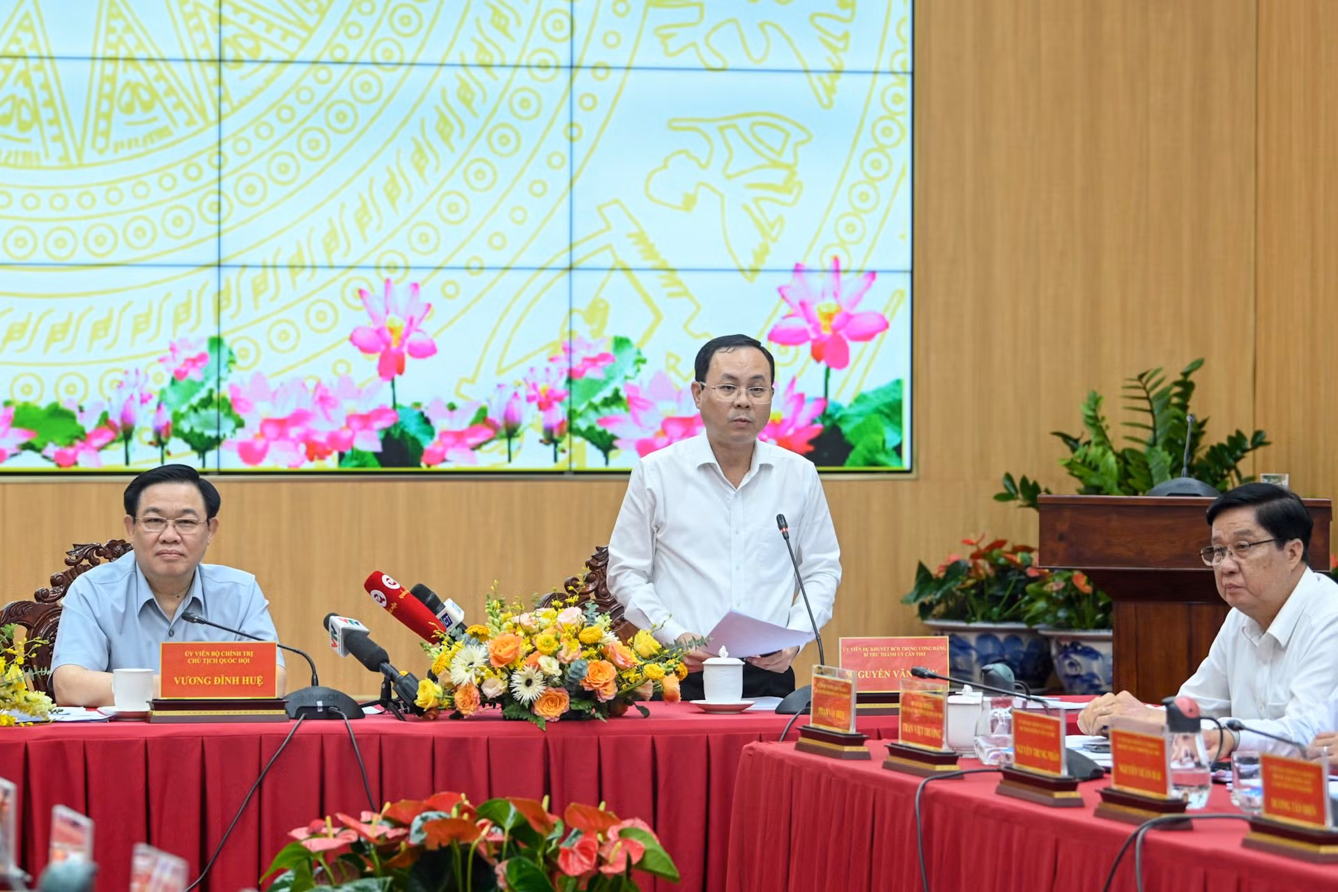 Bí thư thành ủy Cần Thơ Nguyễn Văn Hiếu phát biểu ý kiến tại buổi làm việc.