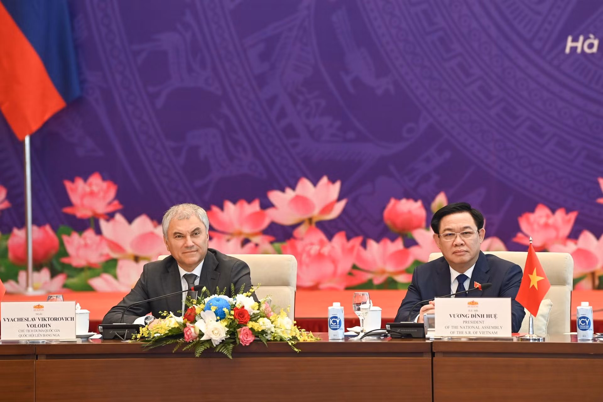 Chủ tịch Quốc hội Vương Đình Huệ và Chủ tịch Duma Quốc gia Quốc hội Liên bang Nga Vyacheslav Viktorovich Volodin chủ trì phiên họp.