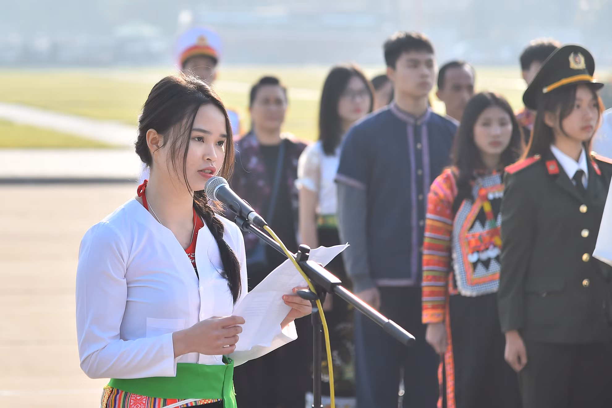 Bạn Nguyễn Thị Phương Thảo (dân tộc Mường), đại diện Đoàn học sinh, sinh viên, thanh niên dân tộc thiểu số xuất sắc, tiêu biểu báo công dâng Bác tại buổi lễ.