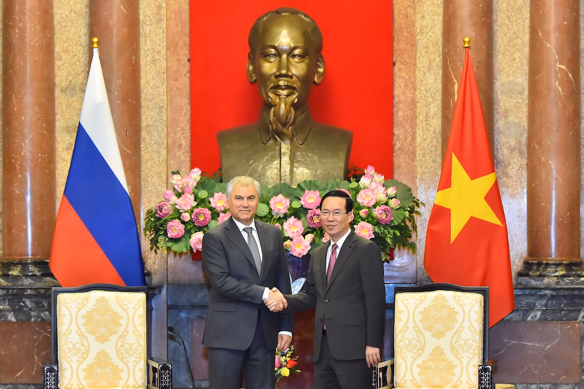 Chủ tịch nước Võ Văn Thưởng và Chủ tịch Duma Quốc gia Quốc hội Liên bang Nga Vyacheslav Viktorovich Volodin tại buổi tiếp. Chủ tịch nước Võ Văn Thưởng và Chủ tịch Duma Quốc gia Quốc hội Liên bang Nga Vyacheslav Viktorovich Volodin tại buổi tiếp.
