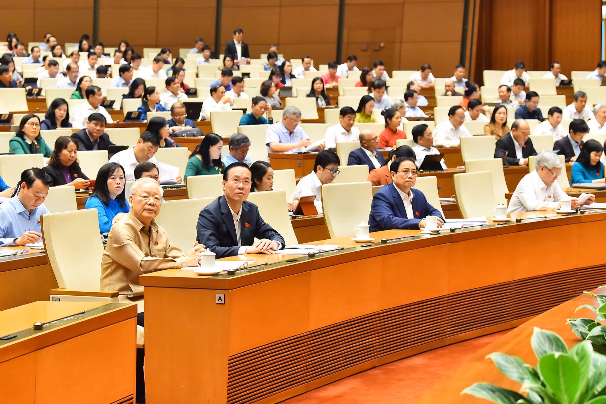 Tổng Bí thư Nguyễn Phú Trọng, Chủ tịch nước Võ Văn Thưởng, Thủ tướng Phạm Minh Chính cùng các đại biểu Quốc hội dự phiên thảo luận tại Hội trường Diên Hồng.