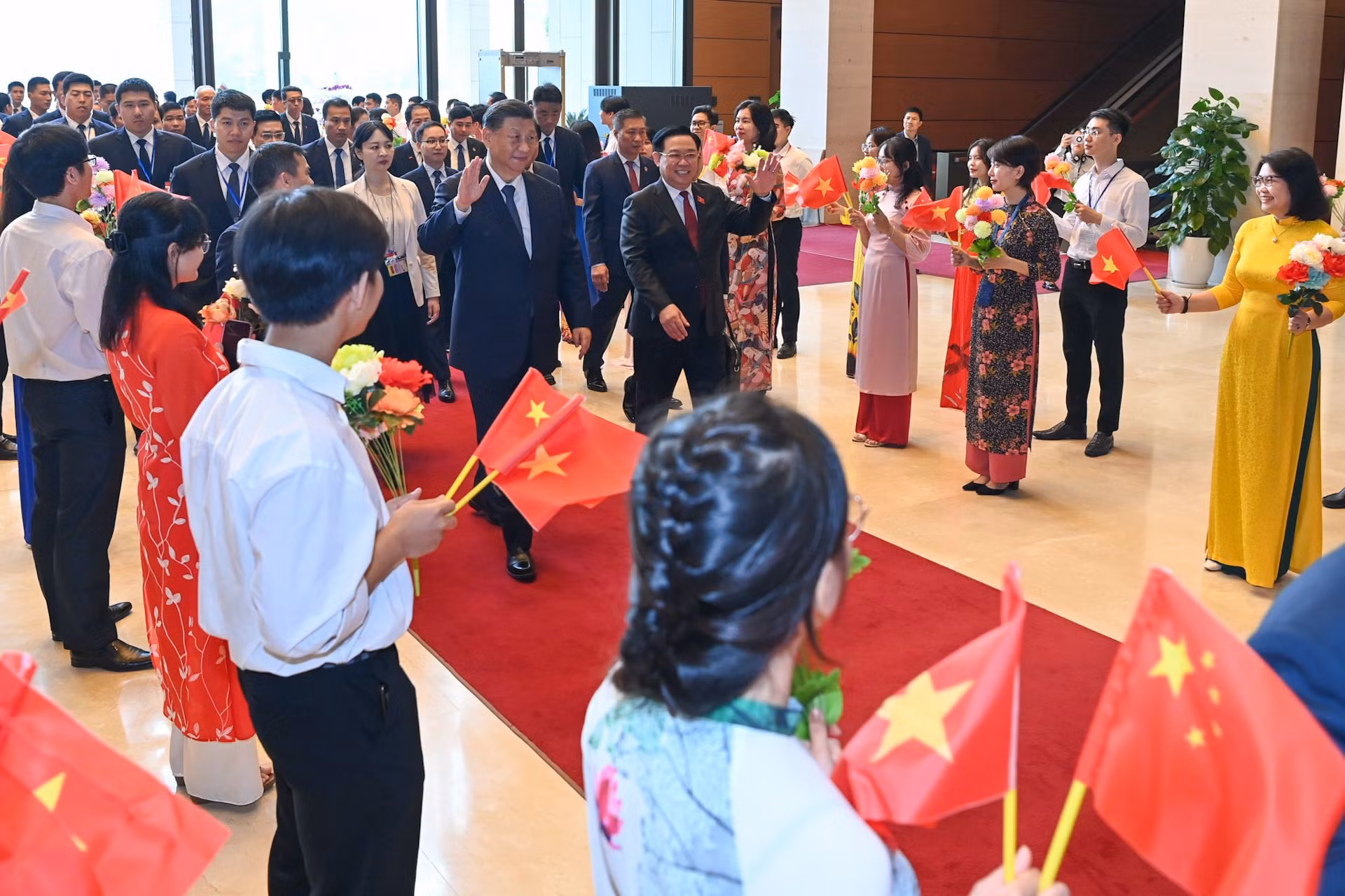 Đoàn viên, thanh niên Văn phòng Quốc hội chào mừng Tổng Bí thư, Chủ tịch Trung Quốc Tập Cận Bình. Đoàn viên, thanh niên Văn phòng Quốc hội chào mừng Tổng Bí thư, Chủ tịch Trung Quốc Tập Cận Bình.