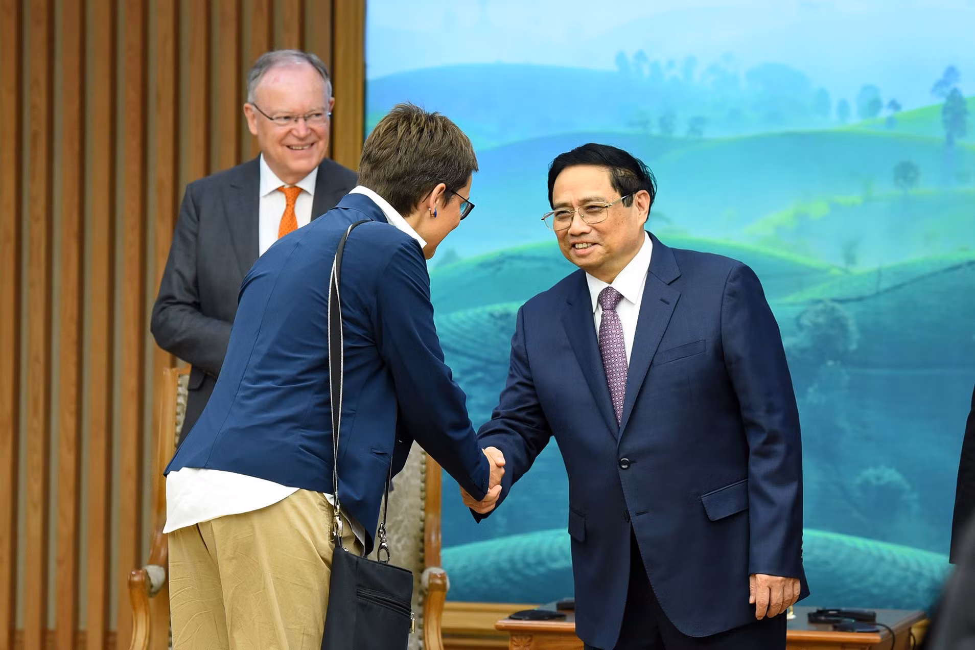 Thủ tướng Phạm Minh Chính đón các thành viên đi cùng đoàn với ngài Stephan Weil, Thủ hiến bang Hạ Saxony.