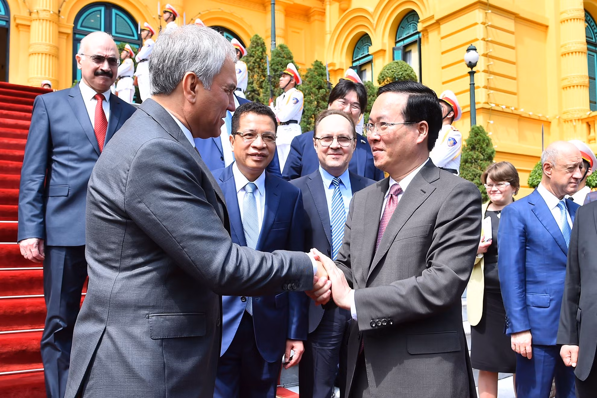 Chủ tịch nước Võ Văn Thưởng chào từ biệt Chủ tịch Duma Quốc gia Quốc hội Liên bang Nga Vyacheslav Viktorovich sau buổi tiếp. Chủ tịch nước Võ Văn Thưởng chào từ biệt Chủ tịch Duma Quốc gia Quốc hội Liên bang Nga Vyacheslav Viktorovich sau buổi tiếp.