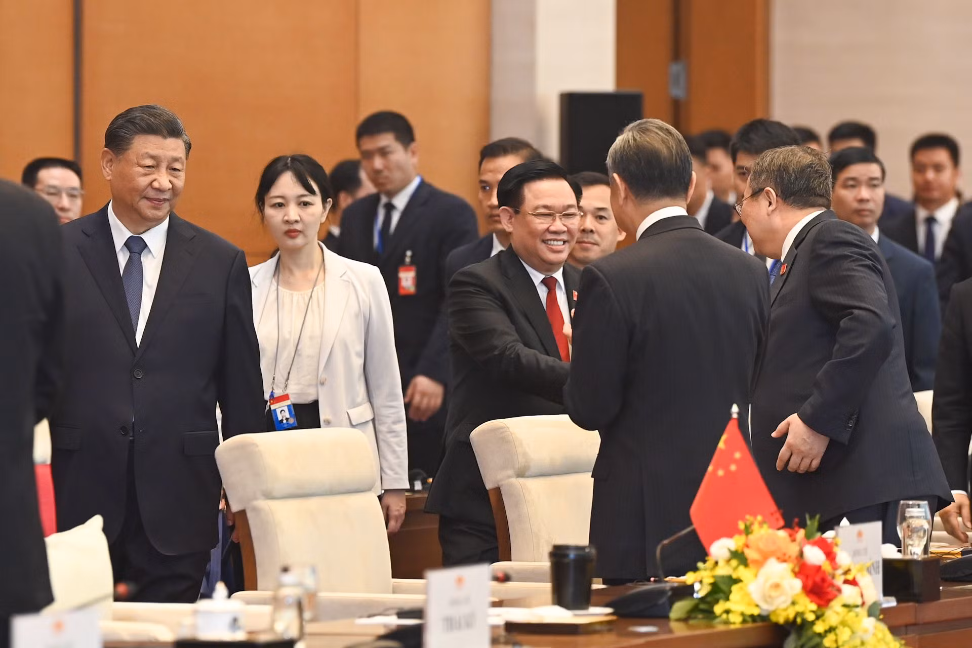 Chủ tịch Quốc hội Vương Đình Huệ với các đại biểu Trung Quốc tại buổi hội kiến. Chủ tịch Quốc hội Vương Đình Huệ với các đại biểu Trung Quốc tại buổi hội kiến.