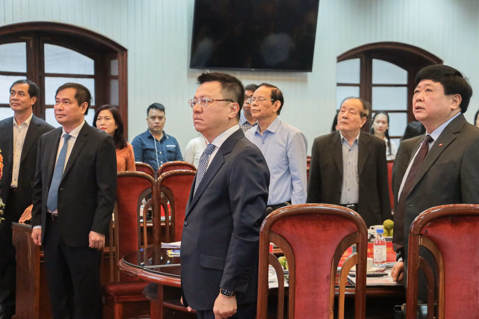 Các đại biểu tham dự Hội thảo xúc động khi ca khúc Tiến quân ca vang lên.