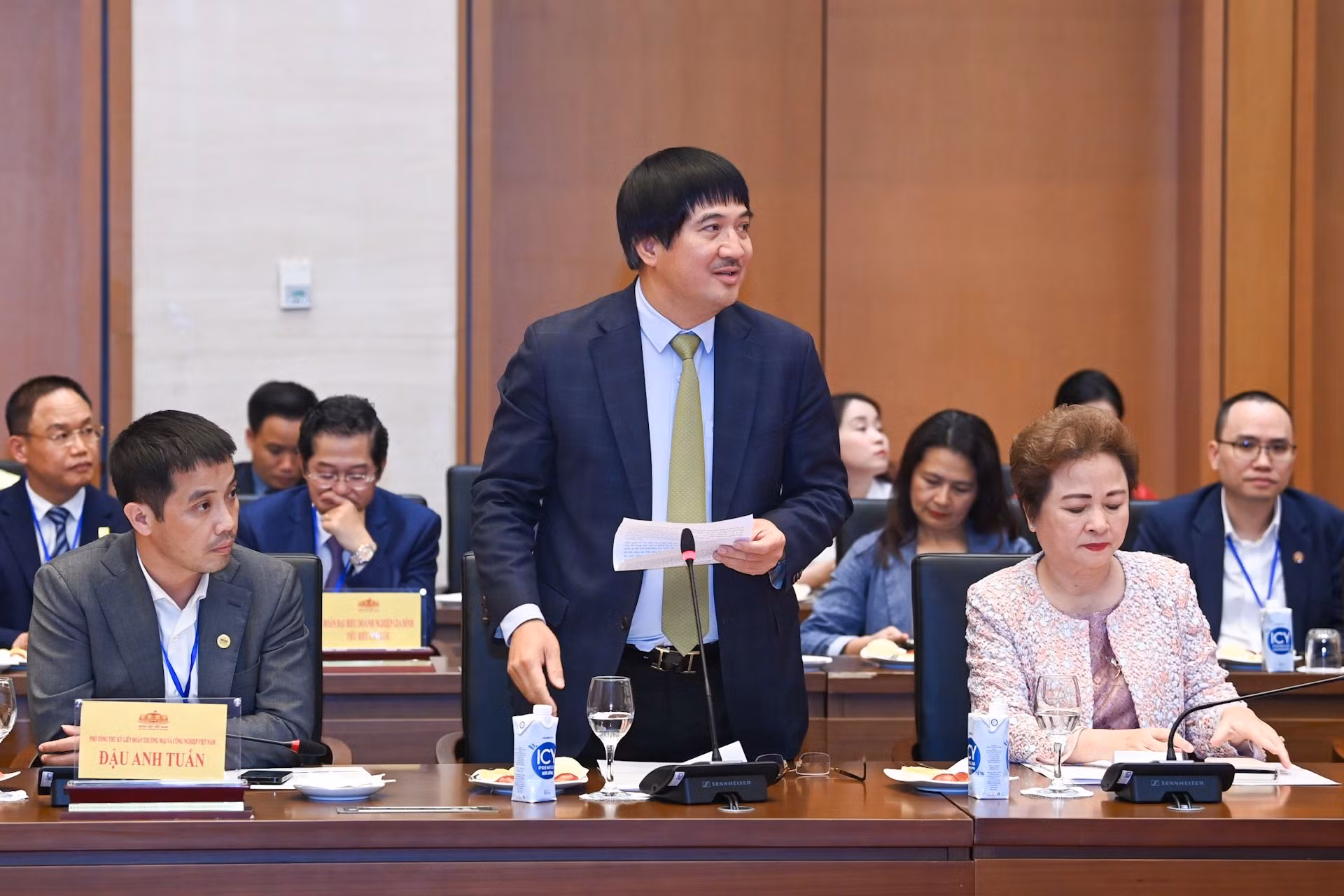 Chủ tịch Hội đồng Doanh nghiệp gia đình Việt Nam Phạm Đình Đoàn báo cáo tại buổi gặp mặt.