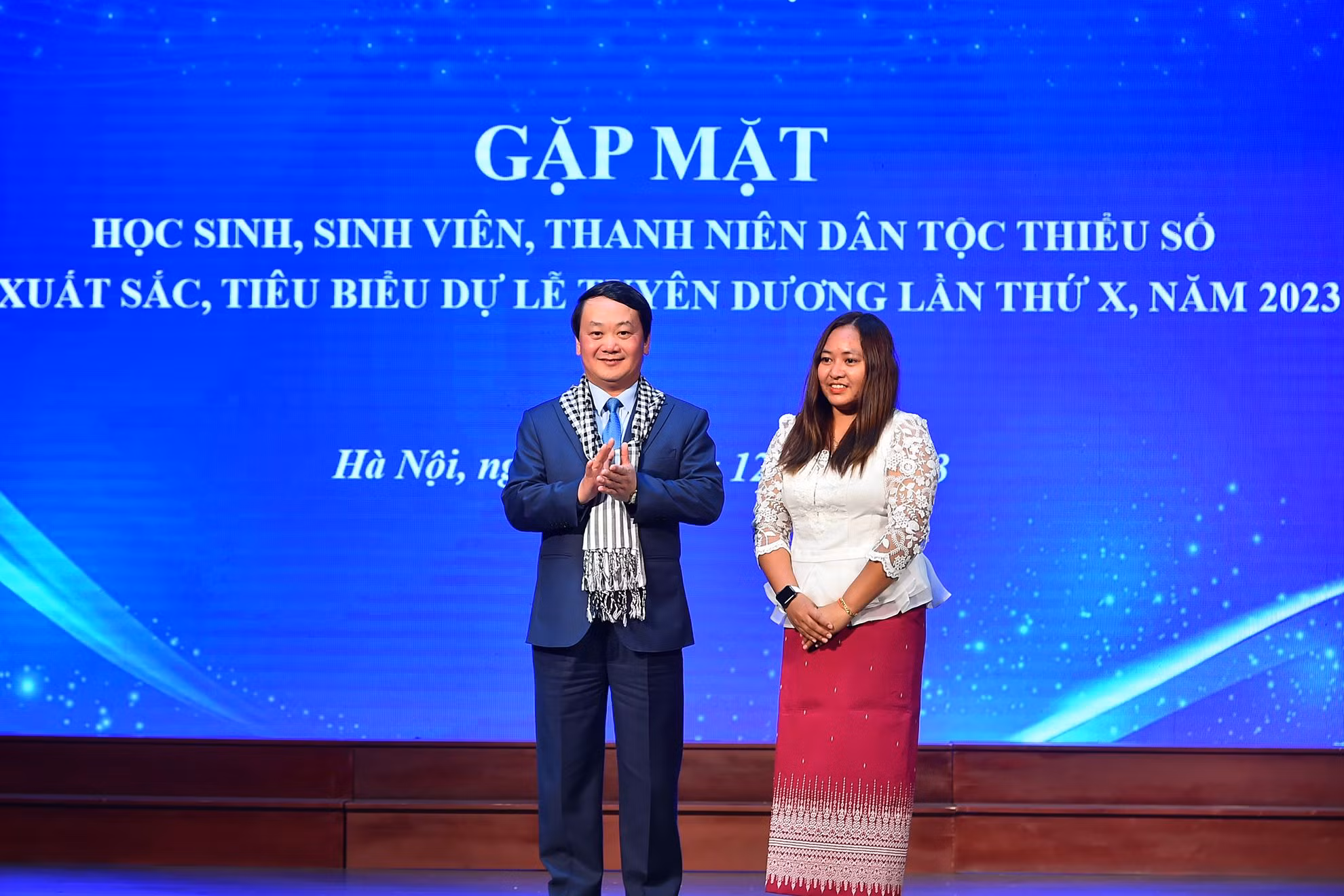 Bạn Thạch Thị Ánh Lan (dân tộc Khmer), đại diện học sinh, sinh viên, thanh niên dân tộc thiểu số xuất sắc, tiêu biểu, trao món quà lưu niệm truyền thống của dân tộc tặng Bộ trưởng, Chủ nhiệm Ủy ban Dân tộc Hầu A Lềnh tại buổi gặp mặt.