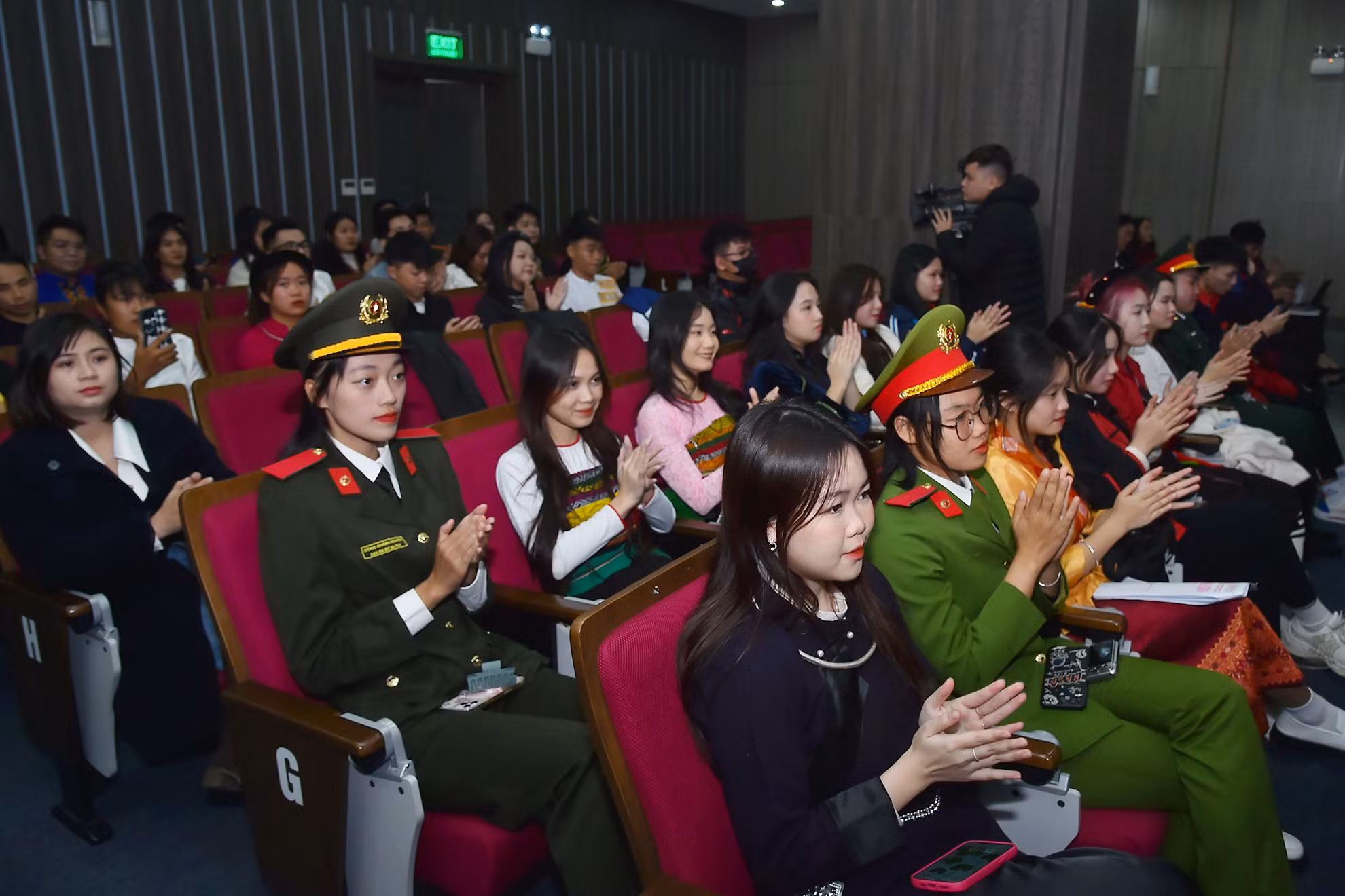 Các bạn học sinh, sinh viên, thanh niên dân tộc thiểu số xuất sắc, tiêu biểu tại buổi gặp mặt.
