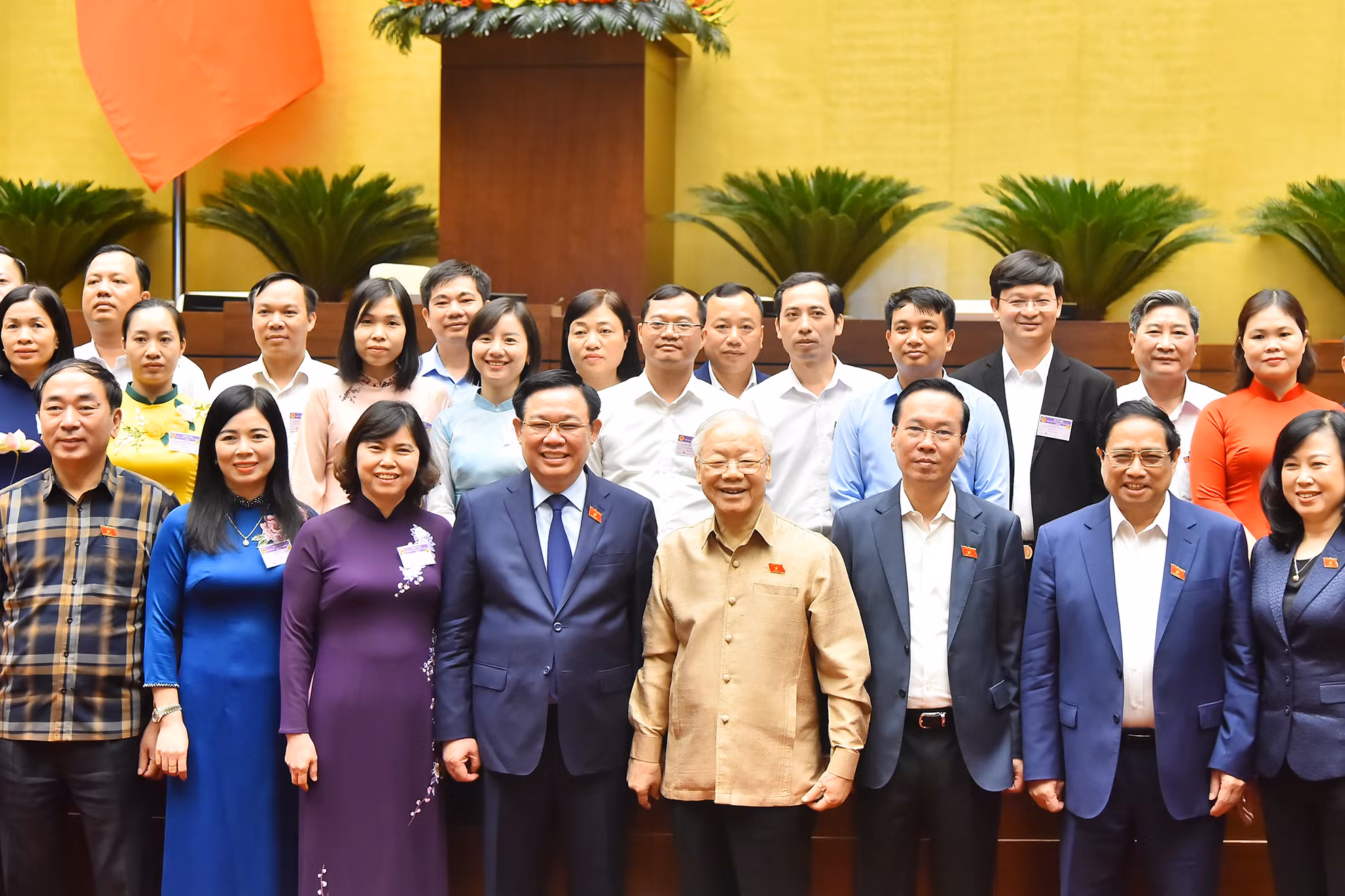 Tổng Bí thư Nguyễn Phú Trọng, Chủ tịch nước Võ Văn Thưởng, Thủ tướng Phạm Minh Chính và Chủ tịch Quốc hội Vương Đình Huệ cùng các đại biểu tại phiên họp sáng 1/11.
