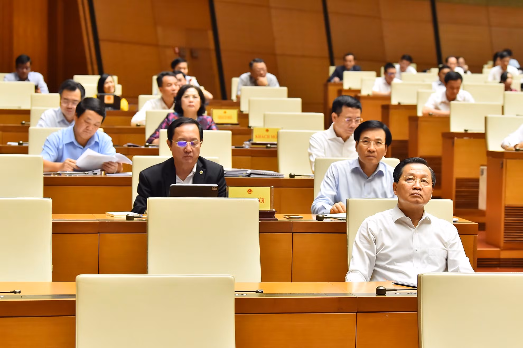Phó Thủ tướng Lê Minh Khái cùng các thành viên Chính phủ tham dự phiên họp của Quốc hội tại Hội trường Diên Hồng.