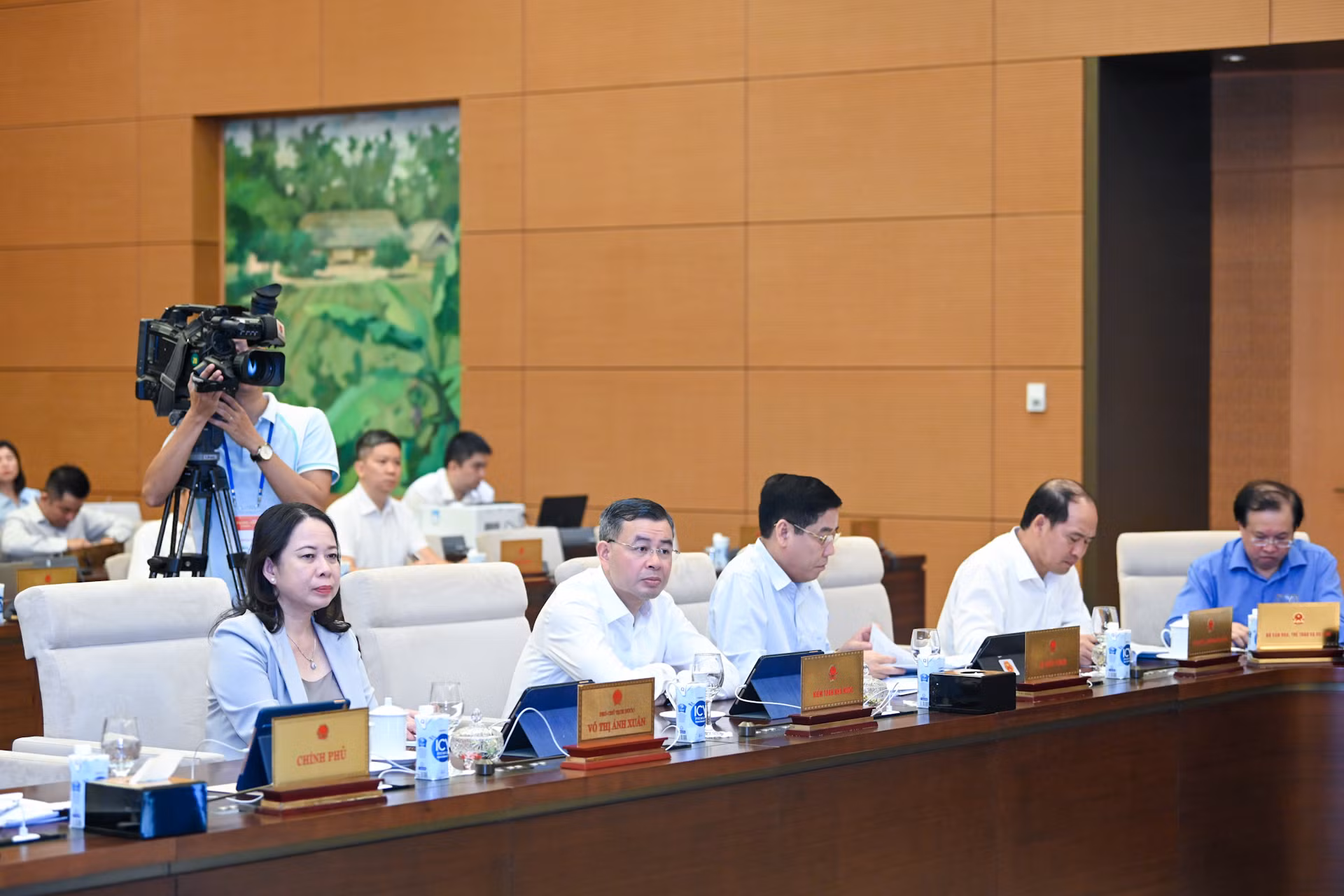 Phó Chủ tịch nước Võ Thị Ánh Xuân cùng lãnh đạo các bộ, ngành và các đại biểu dự phiên họp. Phó Chủ tịch nước Võ Thị Ánh Xuân cùng lãnh đạo các bộ, ngành và các đại biểu dự phiên họp.