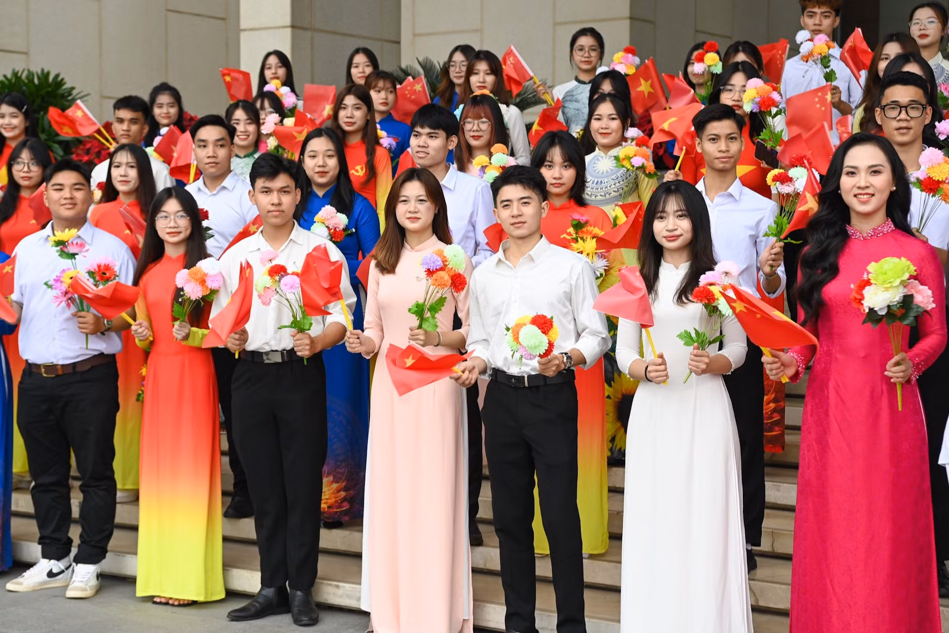 Đoàn viên, thanh niên Văn phòng Quốc hội chào mừng Tổng Bí thư, Chủ tịch Trung Quốc Tập Cận Bình. Đoàn viên, thanh niên Văn phòng Quốc hội chào mừng Tổng Bí thư, Chủ tịch Trung Quốc Tập Cận Bình.