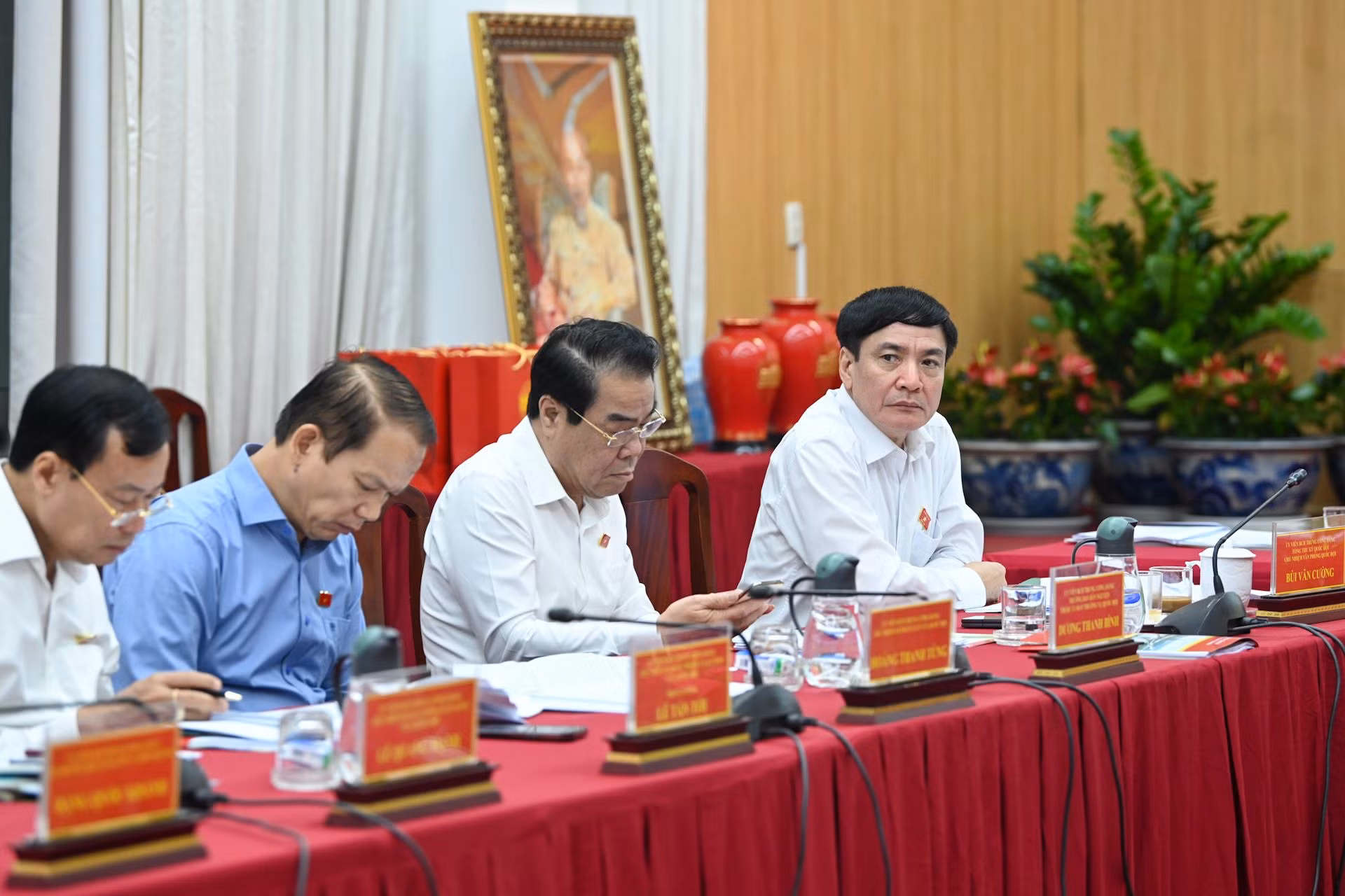 Các đại biểu trong đoàn công tác của Trung ương dự buổi làm việc.