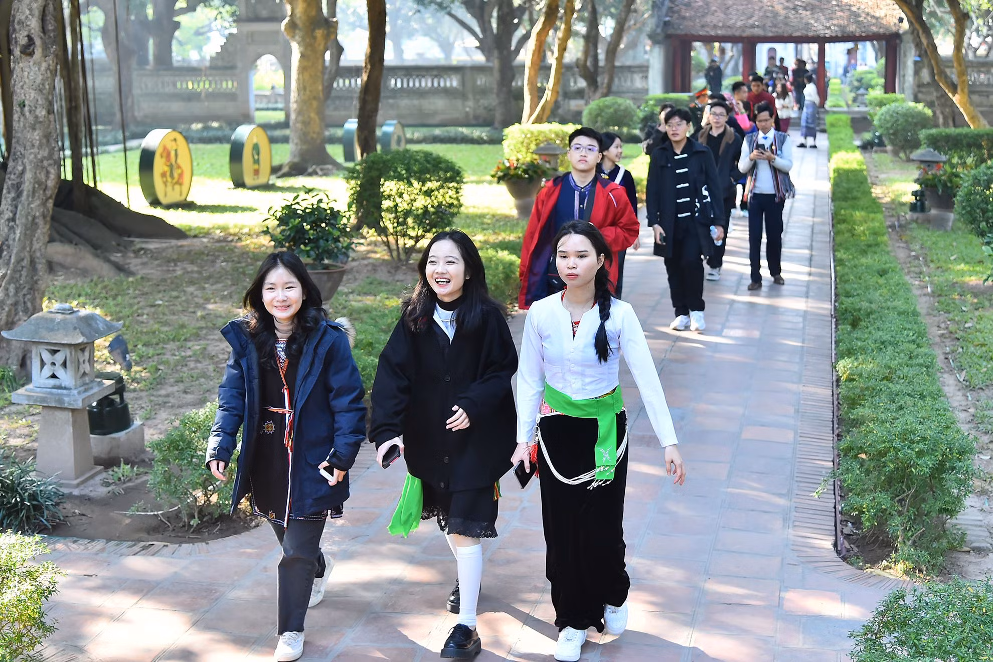 Với nhiều bạn, đây là lần đầu tiên có cơ hội ra Hà Nội và tham quan các di tích lịch sử trên địa bàn Thủ đô. Với nhiều bạn, đây là lần đầu tiên có cơ hội ra Hà Nội và tham quan các di tích lịch sử trên địa bàn Thủ đô.