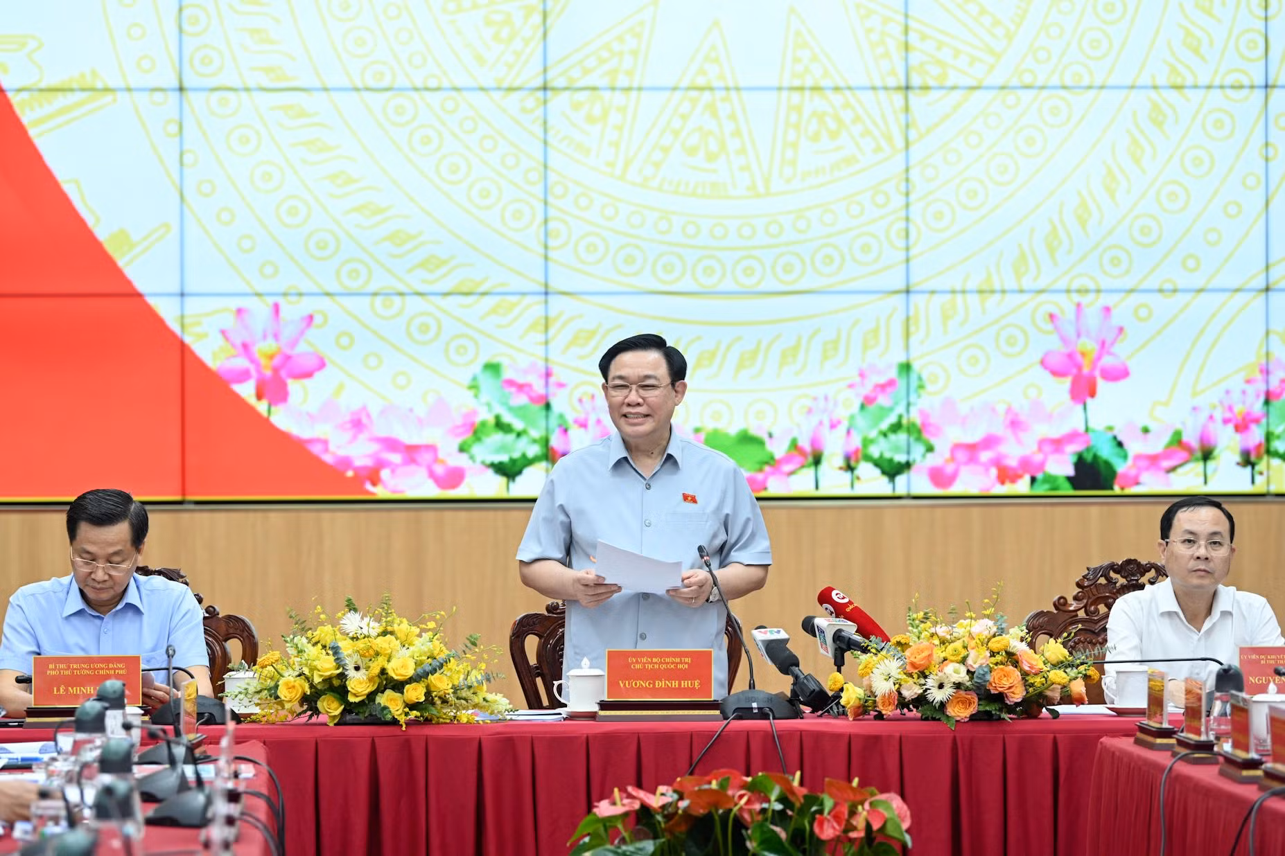 Chủ tịch Quốc hội Vương Đình Huệ phát biểu gợi mở các nội dung thảo luận tại buổi làm việc.