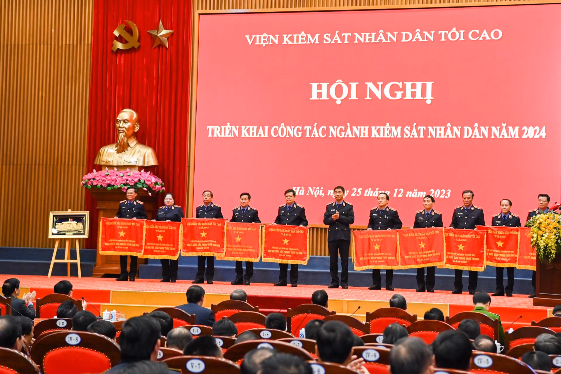 Lãnh đạo Viện Kiểm sát Nhân dân tối cao trao Cờ thi đua ngành Kiểm sát nhân dân cho các tập thể. Lãnh đạo Viện Kiểm sát Nhân dân tối cao trao Cờ thi đua ngành Kiểm sát nhân dân cho các tập thể.