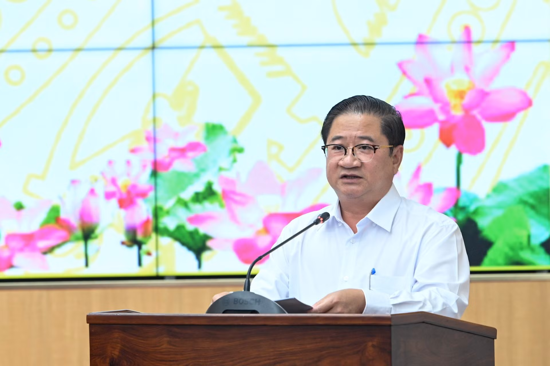 Chủ tịch UBND thành phố Cần Thơ Trần Việt Trường báo cáo tại buổi làm việc.