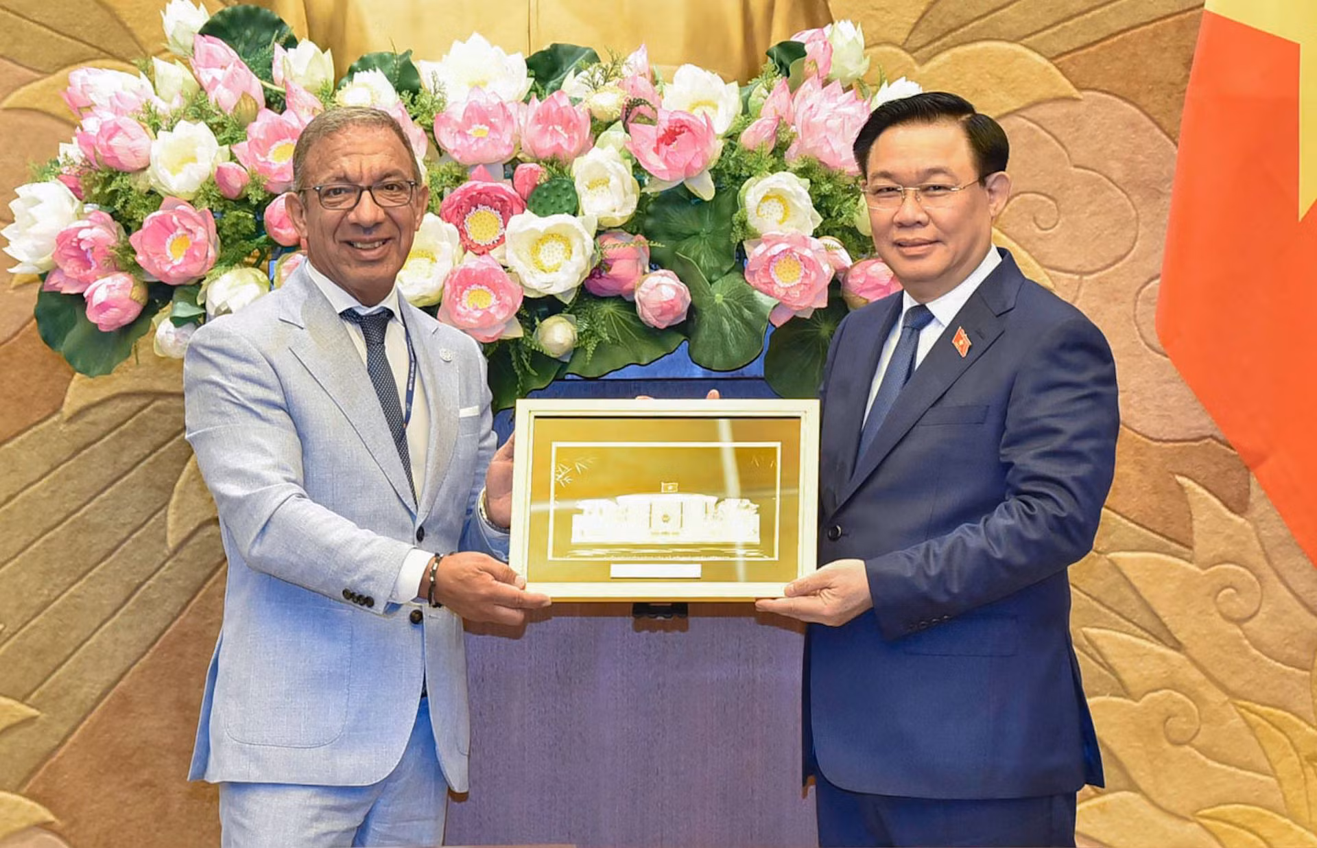 Chủ tịch Quốc hội Vương Đình Huệ tặng quà lưu niệm cho Chủ tịch IPU Duarte Pacheco.