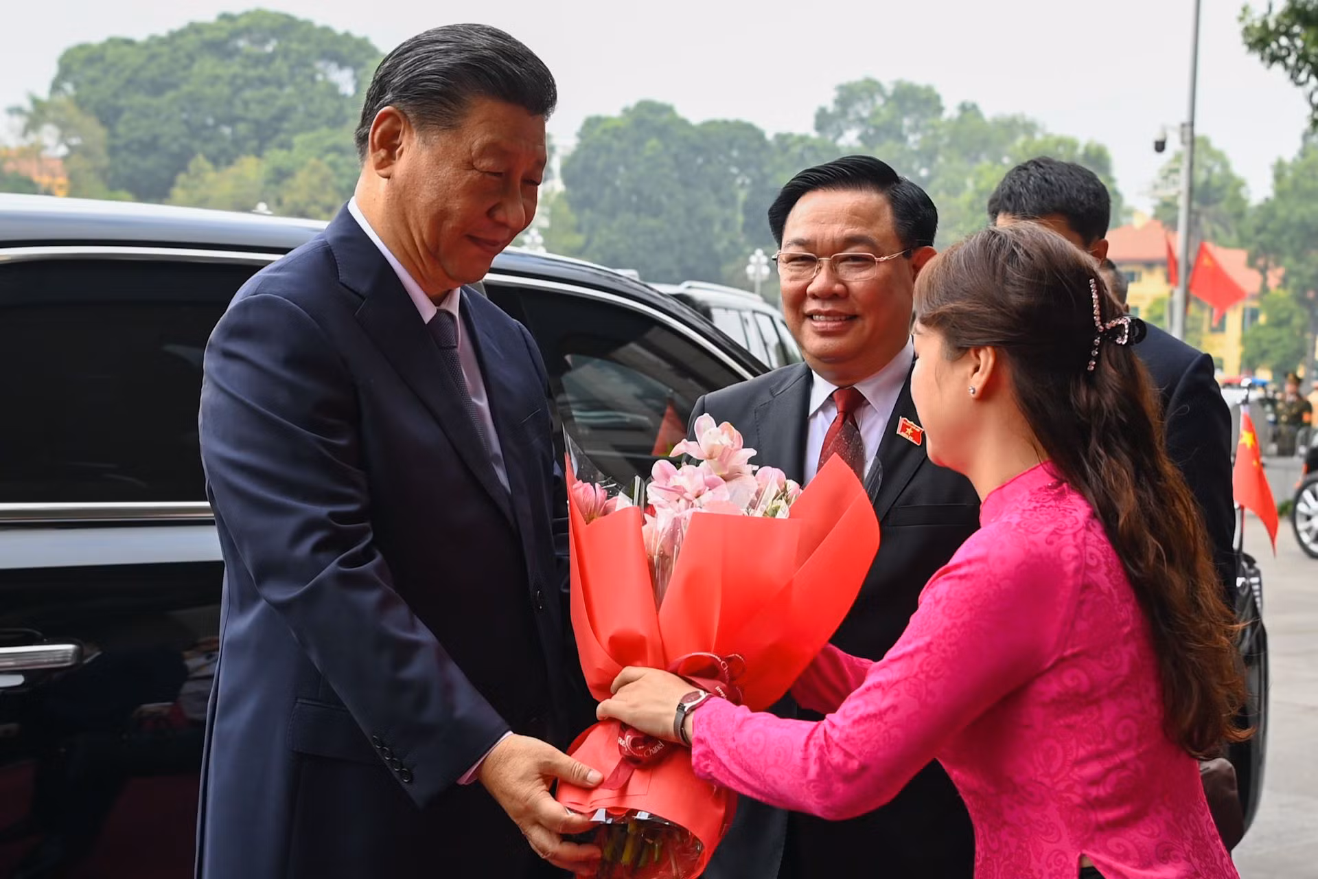 Nhân viên Văn phòng Quốc hội tặng hoa chào mừng Tổng Bí thư, Chủ tịch Trung Quốc Tập Cận Bình. Nhân viên Văn phòng Quốc hội tặng hoa chào mừng Tổng Bí thư, Chủ tịch Trung Quốc Tập Cận Bình.