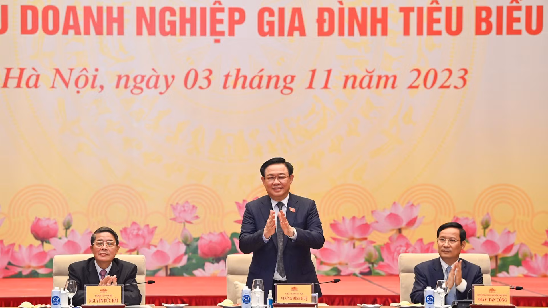 Chủ tịch Quốc hội Vương Đình Huệ chủ trì buổi gặp mặt đoàn đại biểu doanh nghiệp gia đình tiêu biểu cả nước.