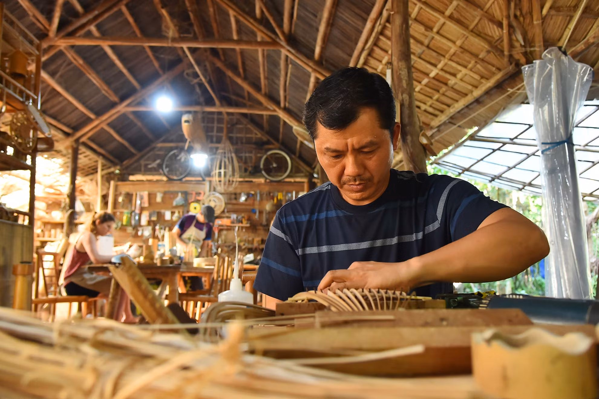 Ngay từ đầu, anh Võ Tấn Tân đã chọn hướng đi cho sản phẩm của mình là thủ công truyền thống, đa số sản phẩm làm ra đều dựa trên sự sáng tạo của đôi tay người thợ còn máy móc chỉ hỗ trợ phần nào đó thôi.