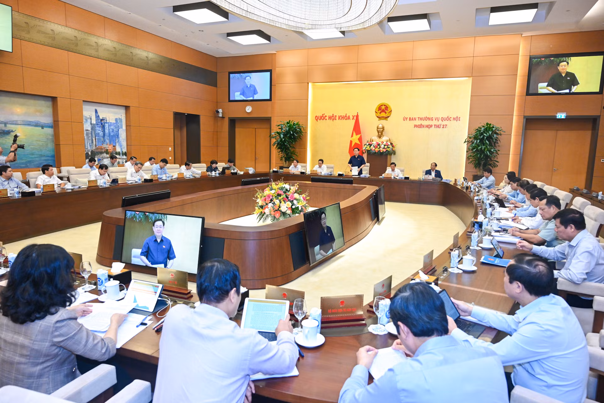 Tại phiên họp, Ủy ban Thường vụ Quốc hội sẽ cho ý kiến về báo cáo kết quả giám sát việc giải quyết, trả lời kiến nghị của cử tri gửi đến kỳ họp; kết quả tiếp công dân, xử lý đơn thư và giám sát việc giải quyết khiếu nại, tố cáo của công dân gửi đến Quốc hội; xem xét báo cáo công tác dân nguyện của Quốc hội tháng 9/2023; cho ý kiến về công tác chuẩn bị lấy phiếu tín nhiệm đối với người giữ chức vụ do Quốc hội bầu hoặc phê chuẩn tại kỳ họp thứ 6, Quốc hội khóa XV… Tại phiên họp, Ủy ban Thường vụ Quốc hội sẽ cho ý kiến về báo cáo kết quả giám sát việc giải quyết, trả lời kiến nghị của cử tri gửi đến kỳ họp; kết quả tiếp công dân, xử lý đơn thư và giám sát việc giải quyết khiếu nại, tố cáo của công dân gửi đến Quốc hội; xem xét báo cáo công tác dân nguyện của Quốc hội tháng 9/2023; cho ý kiến về công tác chuẩn bị lấy phiếu tín nhiệm đối với người giữ chức vụ do Quốc hội bầu hoặc phê chuẩn tại kỳ họp thứ 6, Quốc hội khóa XV…