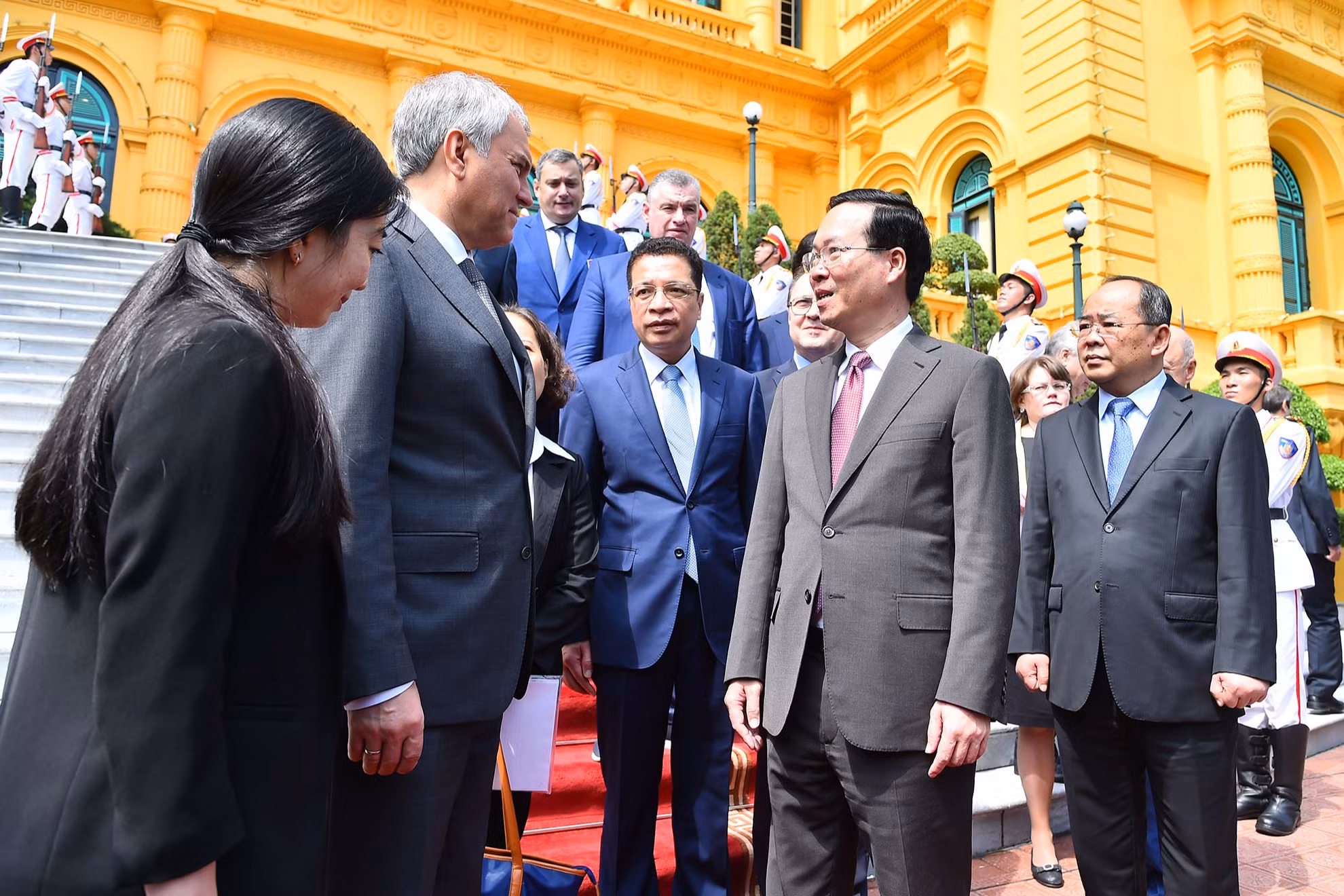 Chủ tịch nước Võ Văn Thưởng và Chủ tịch Duma Quốc gia Quốc hội Liên bang Nga Vyacheslav Viktorovich Volodin trao đổi sau buổi tiếp. Chủ tịch nước Võ Văn Thưởng và Chủ tịch Duma Quốc gia Quốc hội Liên bang Nga Vyacheslav Viktorovich Volodin trao đổi sau buổi tiếp.