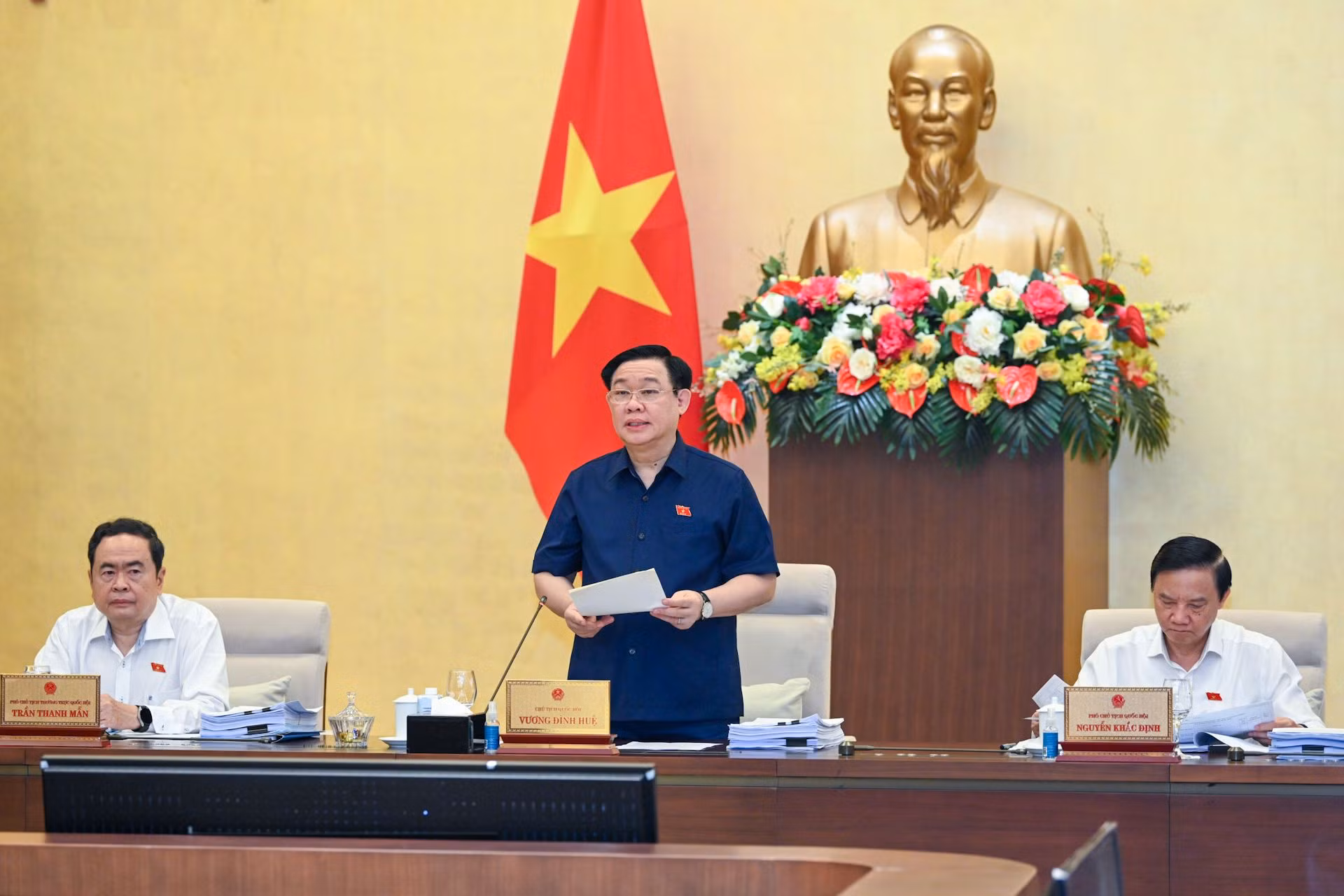 Chủ tịch Quốc hội Vương Đình Huệ phát biểu khai mạc phiên họp. Chủ tịch Quốc hội Vương Đình Huệ phát biểu khai mạc phiên họp.