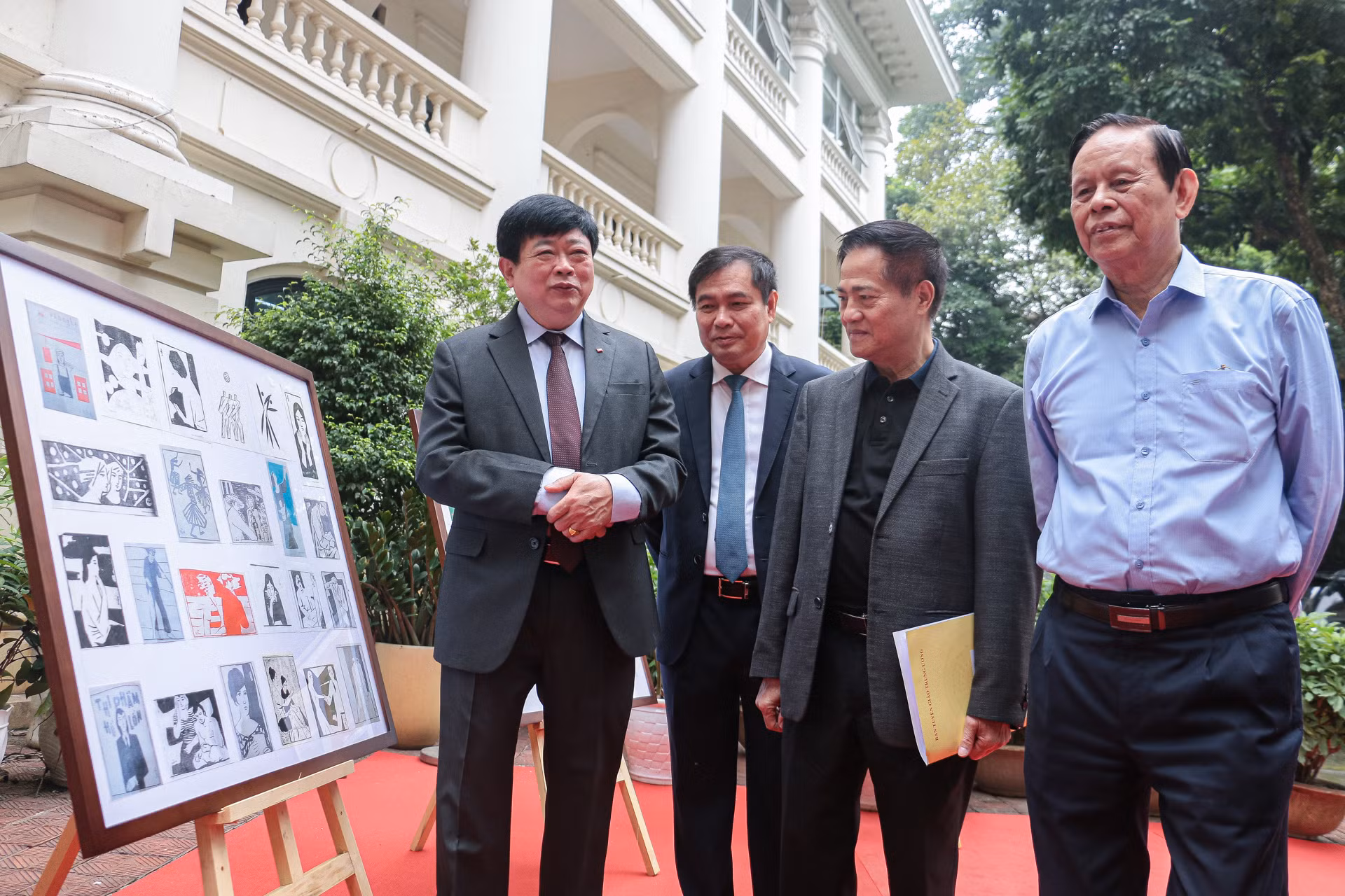 Các đại biểu tham quan khu vực trưng bày.