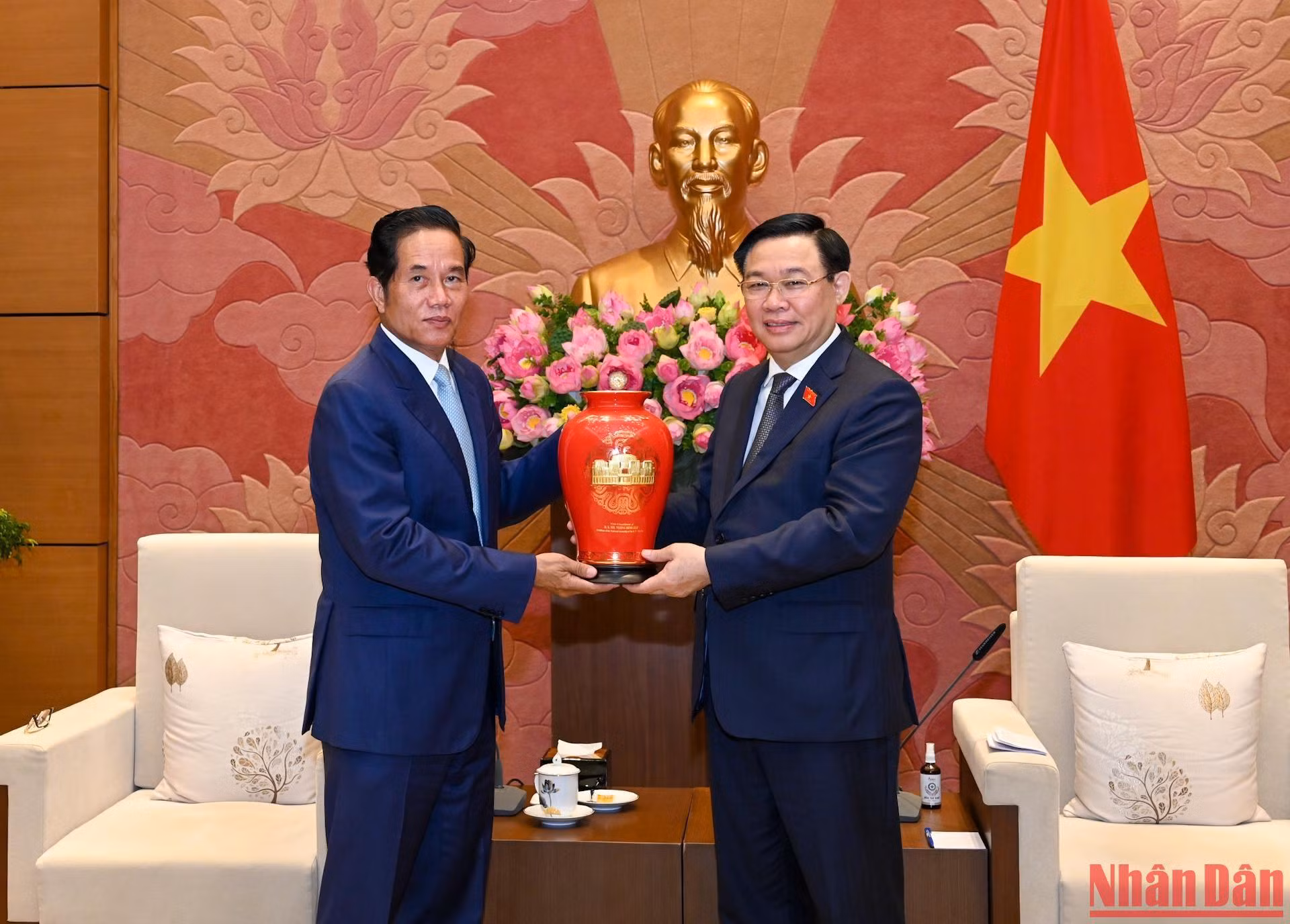 Chủ tịch Quốc hội Vương Đình Huệ tặng quà lưu niệm cho Đô trưởng Thủ đô Phnôm Pênh Khuong Sreng.