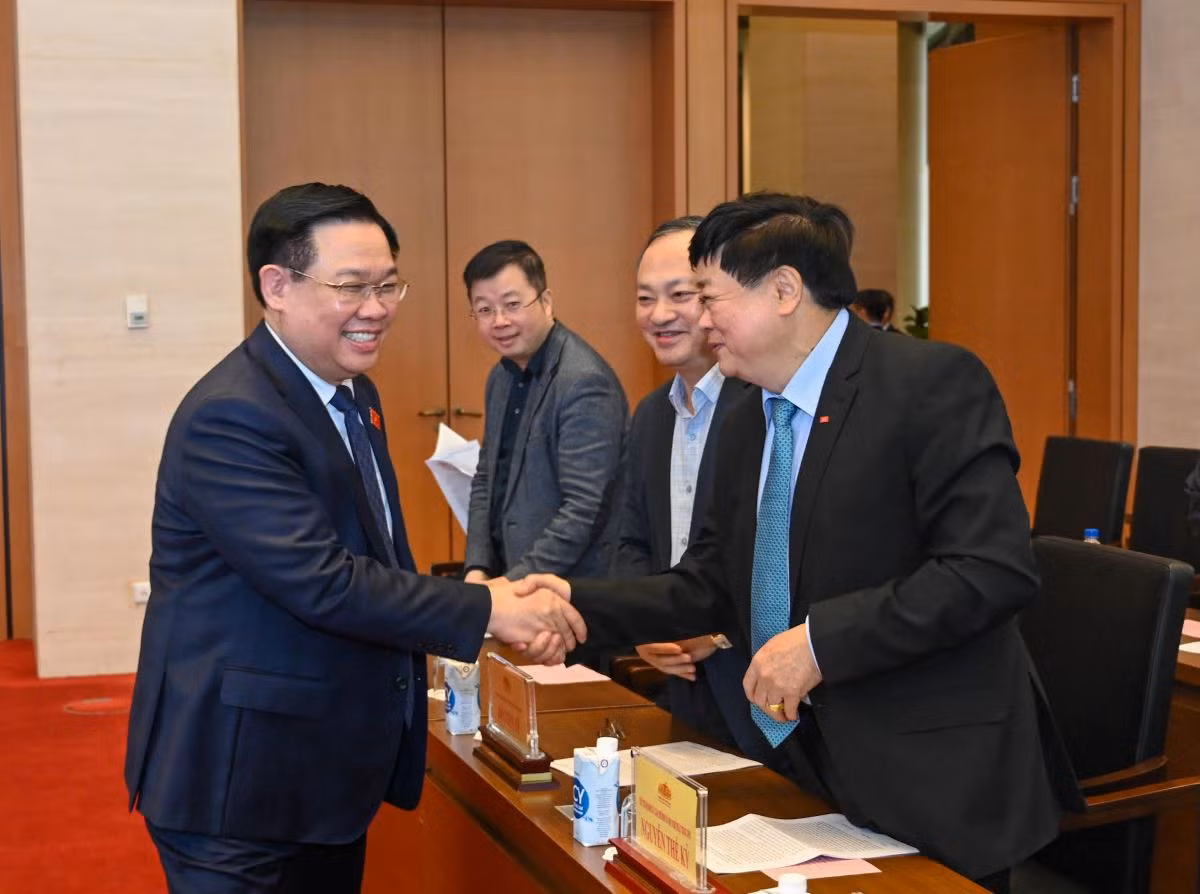 Chủ tịch Quốc hội Vương Đình Huệ với các đại biểu dự buổi lễ. 