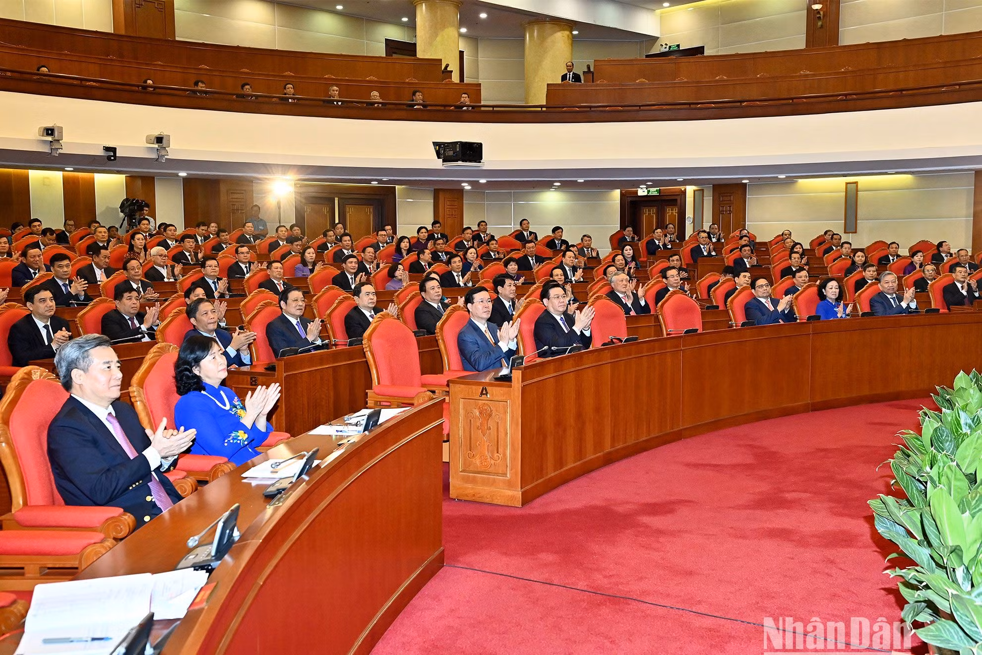 Các đồng chí lãnh đạo Đảng, Nhà nước và các đại biểu dự phiên bế mạc hội nghị.