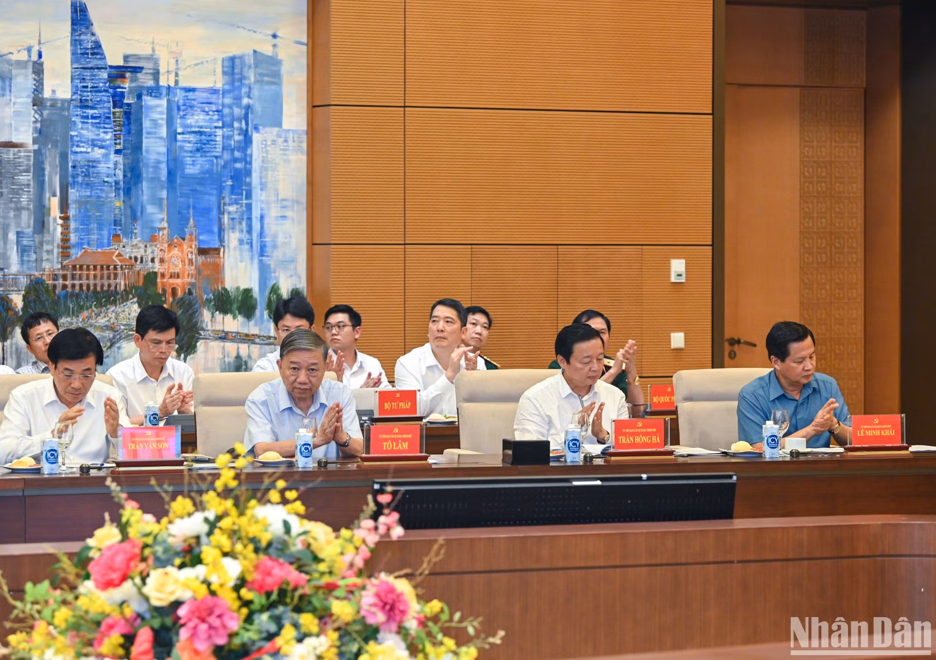 Các Phó Thủ tướng Chính phủ cùng các Ủy viên Ban Cán sự Đảng Chính phủ dự hội nghị. Các Phó Thủ tướng Chính phủ cùng các Ủy viên Ban Cán sự Đảng Chính phủ dự hội nghị.