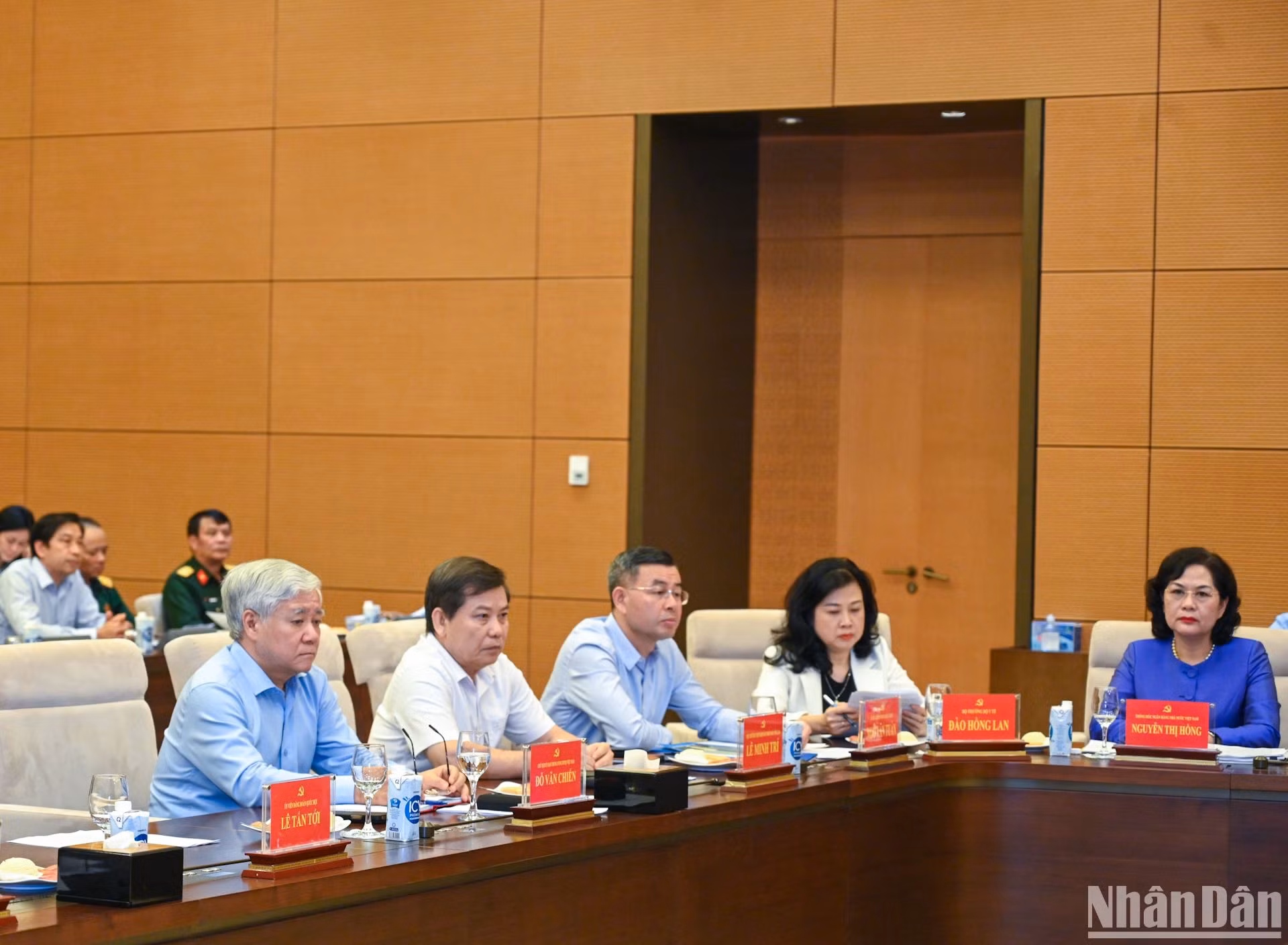 Chủ tịch Ủy ban Trung ương Mặt trận Tổ quốc Việt Nam Đỗ Văn Chiến và các đại biểu dự hội nghị. Chủ tịch Ủy ban Trung ương Mặt trận Tổ quốc Việt Nam Đỗ Văn Chiến và các đại biểu dự hội nghị.
