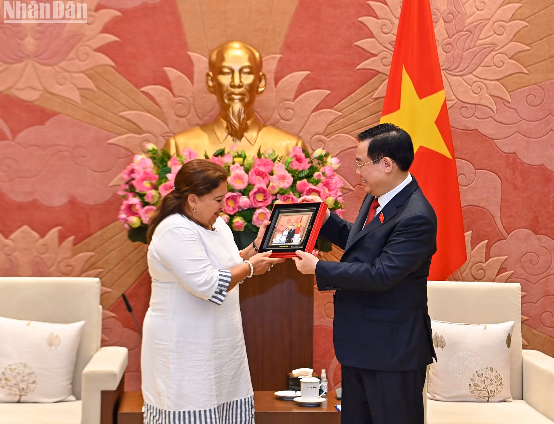 Chủ tịch Quốc hội Vương Đình Huệ tặng quà lưu niệm cho đồng chí Teresa Amarelle Boué.