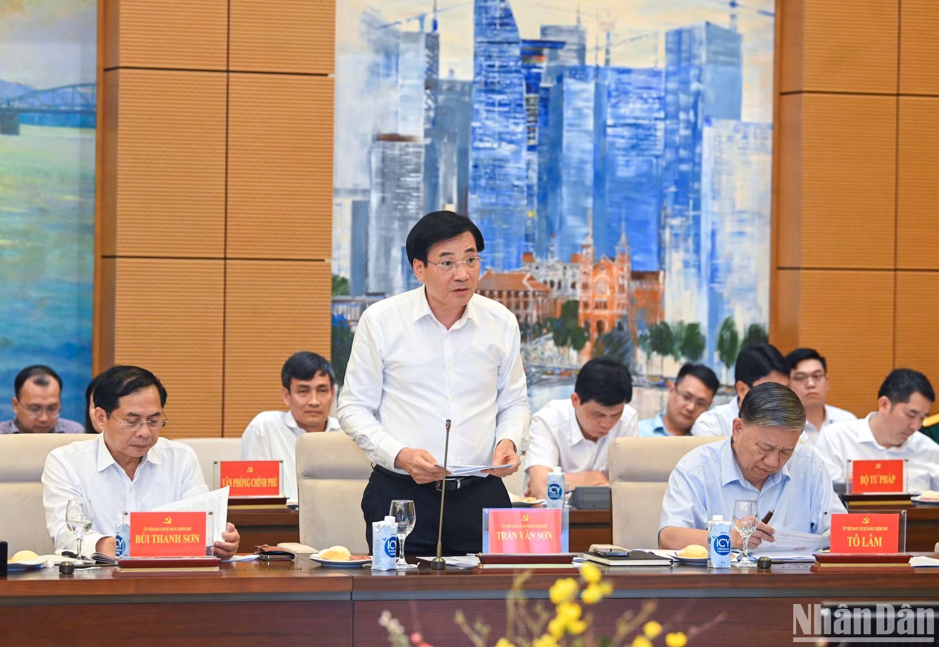 Bộ trưởng, Chủ nhiệm Văn phòng Chính phủ Trần Văn Sơn trình bày báo cáo tại phiên họp. Bộ trưởng, Chủ nhiệm Văn phòng Chính phủ Trần Văn Sơn trình bày báo cáo tại phiên họp.